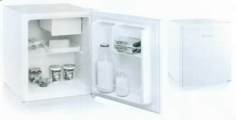 Kühlschrank,
- aus einem quaderförmigen Gehäuse (Abmessungen HxBxT: 510 x 440 x 470 mm) mit Tür, 
  Kompressorkühlfunktion, zwei Türablagen, einem Kaltlagerfach (Fassungsvermögen 6 l), 
  Ablagegitter, Eiswürfeleinsatz und Kunststoffschale (Abbildung siehe Anlage),
- mit einem Gesamtnutzinhalt von 42 l und einem Nettogewicht von 14 kg,
- zum Kühlen von Lebensmitteln im Haushalt.

"Kühlschrank, Haushaltskühlschrank, Kompressorkühlschrank mit einem Inhalt von weniger als 250 l - Kühlschrank"