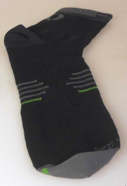 Socken, in Erwachsenengröße, Foto siehe Anlage,
- aus bis zu 1,7 mm dicken, unterschiedlich strukturierten, buntgewirkten Gewirken aus lt. Antrag 70 % Wolle, 
  28 % Nylon und 2 % Spandex (beides synthetische Chemiefasern),
- schlauchförmig abgepasst gewirkt und an den Fußspitzen durch Zusammennähen konfektioniert; 
  mit ausgearbeiteter Ferse,
- mit einem etwa 1,5 cm breiten, elastischen Abschluss am oberen Ende,
- die Knöchel bedeckend, nicht bis zur Mitte der Waden reichend (somit keine Kniestrümpfe bzw. Strümpfe 
  für Frauen).

"Socken, aus Gewirken, aus Wolle"