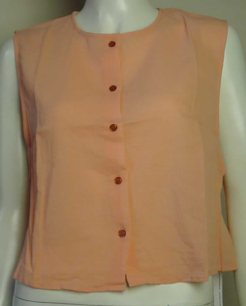 Bluse, sog. Trägertop für Frauen, Art. RSAGV3316, Größe M, Foto siehe Anlage,
- aus ca. 0,3 mm dicken (leichten), einfarbigen Geweben aus laut Antrag 100 % Baumwolle,
- über die Taille reichend (Rückenlänge: ca. 46 cm), 
- mit einem runden Halsausschnitt,
- vorn mit einer durchgehenden Öffnung mit Knopfverschluss von rechts über links (Frauenkleidung),
- mit Brustabnähern,
- ärmellos, mit weiten Armausschnitten,
- am unteren Rand durch Umschlagen und Festnähen gesäumt.

"Bluse, aus Geweben, für Frauen, aus Baumwolle, nicht nach dem Batik-Verfahren handbedruckt "