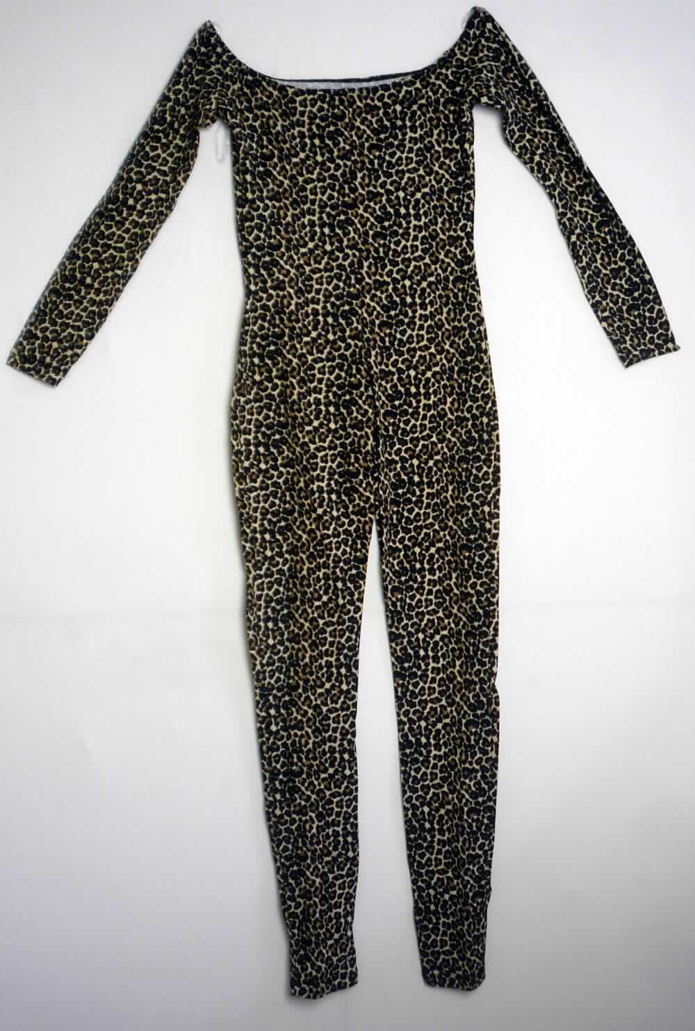 Overall, sog. Jumpsuit für Frauen, Art. RSA83367P, Größe S, Foto siehe Anlage,
- aus ca. 0,6 mm dicken, bedruckten Gewirken aus lt. Antrag 95 % Baumwolle und 5 % Elasthan (synthetische 
  Chemiefasern),
- den Rumpf sowie Arme und Beine bedeckend,
- mit einem U-Boot-förmigen Halsausschnitt,
- mit 3/4-langen Ärmeln, 
- im unteren Teil in der Art einer langen Hose gearbeitet,
- an den Beinabschlüssen durch Umschlagen und Festnähen gesäumt.

"Kleidung, andere als in den Positionen 6101 bis 6113 genannte, aus Gewirken, aus Baumwolle"