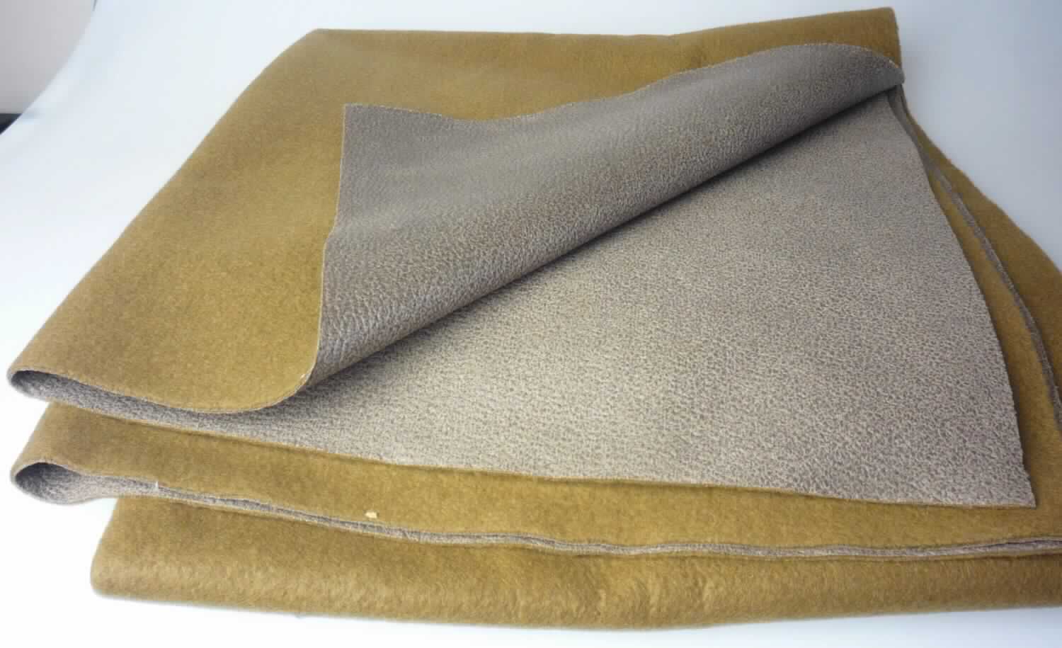 Textillaminat, sog. Möbelbezugsstoff, Art. Duncan, Foto siehe Anlage,
- als Meterware; mit einer Breite von laut Antrag 142 cm,
- laut Untersuchungsergebnis:
-- aus zwei mit ihrer ganzen Fläche aufeinander liegenden und so miteinander durch Kleben verbundenen Lagen: 
-- mit einer Oberlage (Schauseite): 
--- aus einem gerauten, buntgewebten und bedruckten Kettengewirke (melierte Garne) aus synthetischen 
    Chemiefasern (laut Antrag: Polyester), 
--- keine Elastomergarne oder Kautschukfäden enthaltend,
-- mit einer Unterlage:
--- aus einem gefärbten und gerauten Kuliergewirke aus synthetischen Chemiefasern (laut Antrag: Polyester),
--- keine Elastomergarne oder Kautschukfäden enthaltend,
- insbesondere im Hinblick auf die Verwendung verleiht das die Schauseite bildende Kettengewirke der Ware ihren
  wesentlichen Charakter.


"Kettengewirke, anderes als solche der Positionen 6001 bis 6004, aus synthetischen Chemiefasern, anderes
 als in der Unterposition 6005 35 genannte, bedruckt"