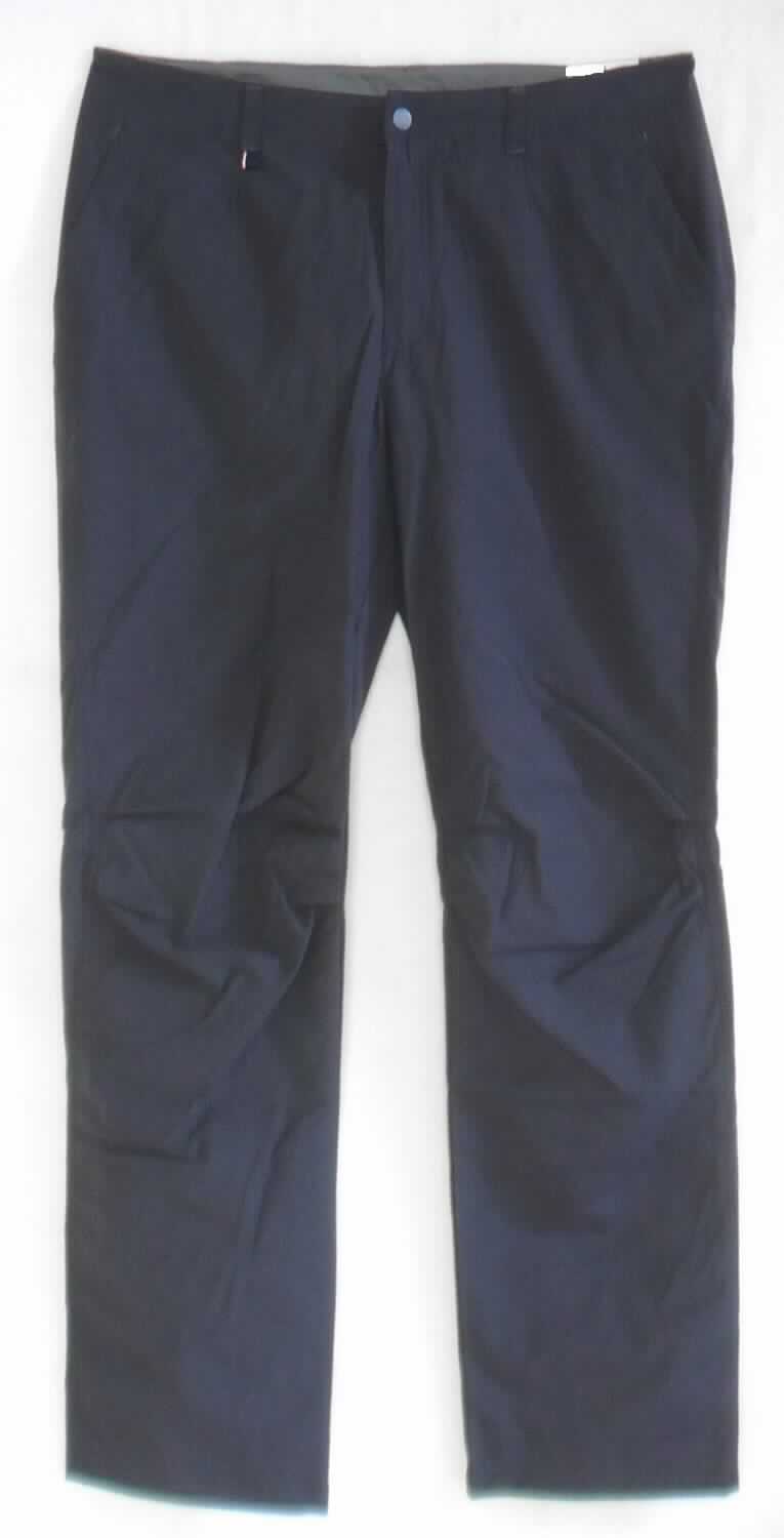 Lange Hose, sog. Pants Cheakamus, Art. 527571, Größe 34, Foto siehe Anlage,
- aus ca. 0,4 mm dicken, einfarbigen Geweben aus laut Antrag 66 % Baumwolle, 30 % Polyamid und 4 % Elasthan 
  (beides synthetische Chemiefasern),
- in der Taille abschließend, mit einem ca. 4 cm breiten Bund mit Gürtelschlaufen,
- vorn mit einer Öffnung mit Reißverschluss und Patte von links auf rechts (Männerkleidung), die im Taillenbund 
  mit einem Knopf geschlossen wird,
- vorn mit zwei eingesetzten, offenen Taschen und hinten mit einer eingesetzten, offenen Gesäßtasche,
- mit knöchellangen Hosenbeinen, 
- an den Beinabschlüssen durch Umschlagen und Festnähen gesäumt,
- keine Arbeits- und Berufskleidung.

"Lange Hose, aus Geweben, für Männer, aus Baumwolle, keine Arbeits- und Berufsbekleidung, andere als in 
 den Unterpositionen 6203 4231 und 6203 4233 genannte"