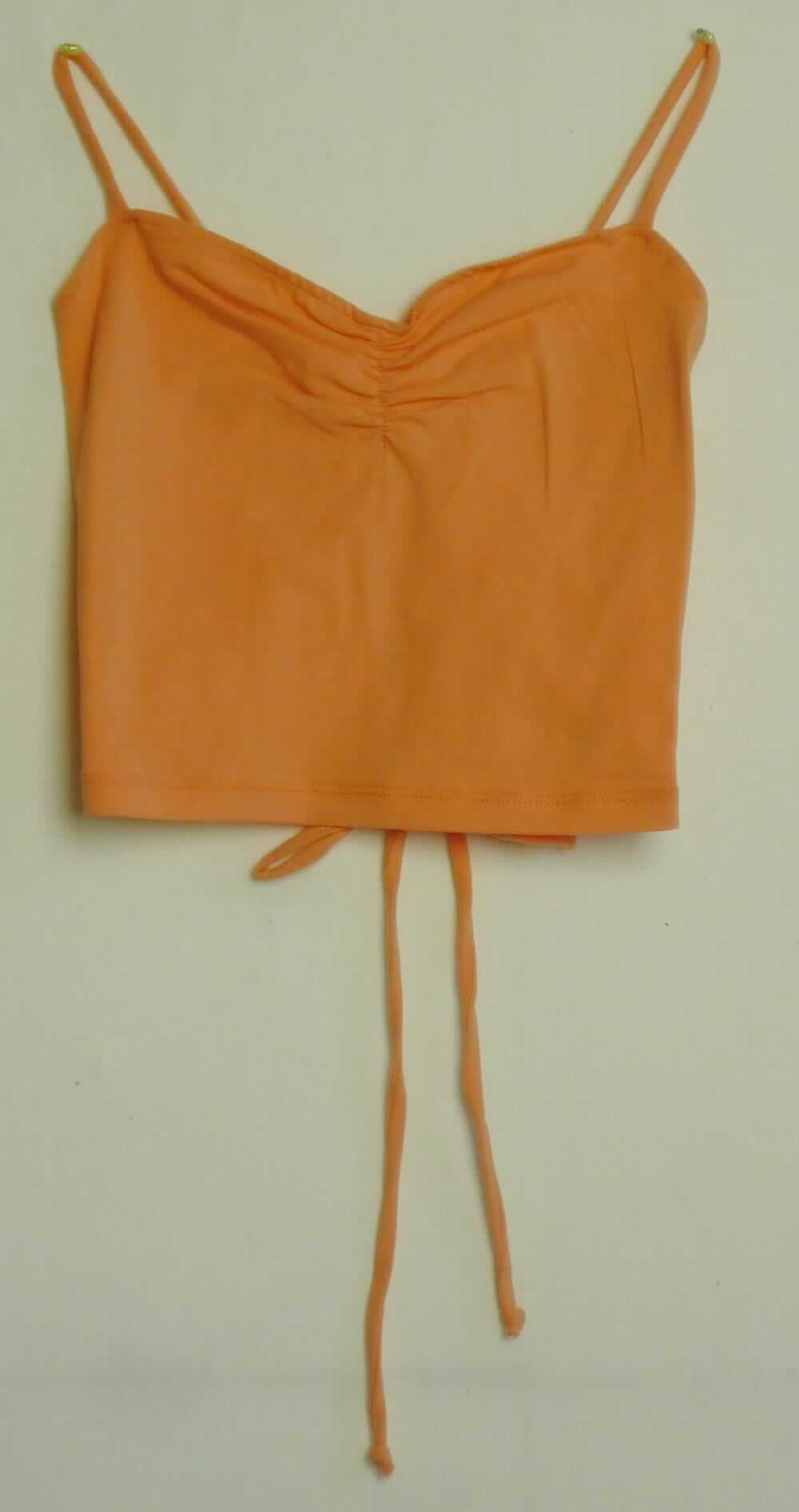Kurztop, sog. kurze Bluse für Frauen, Art. RSA83269, Größe S, Foto siehe Anlage,
- aus ca. 0,7 mm dicken, einfarbigen Gewirken aus laut Antrag 95 % Baumwolle und 5 % Elasthan 
  (synthetische Chemiefasern),
- den oberen Teil des Oberkörpers bedeckend und oberhalb der Taille endend (Rückenlänge: ca. 32 cm; somit 
  weder eine Ware der Position 6106 noch der Position 6109),
- hinten mit einer durchgehenden Öffnung mit Schnürverschluss,
- mit schmalen Schulterträgern (sog. Spaghettiträger),
- vorn im Brustbereich gerafft gearbeitet,
- am unteren Rand durch Umschlagen und Festnähen gesäumt.

"Kleidung, andere als in den Positionen 6101 bis 6113 genannte, aus Gewirken, aus Baumwolle"