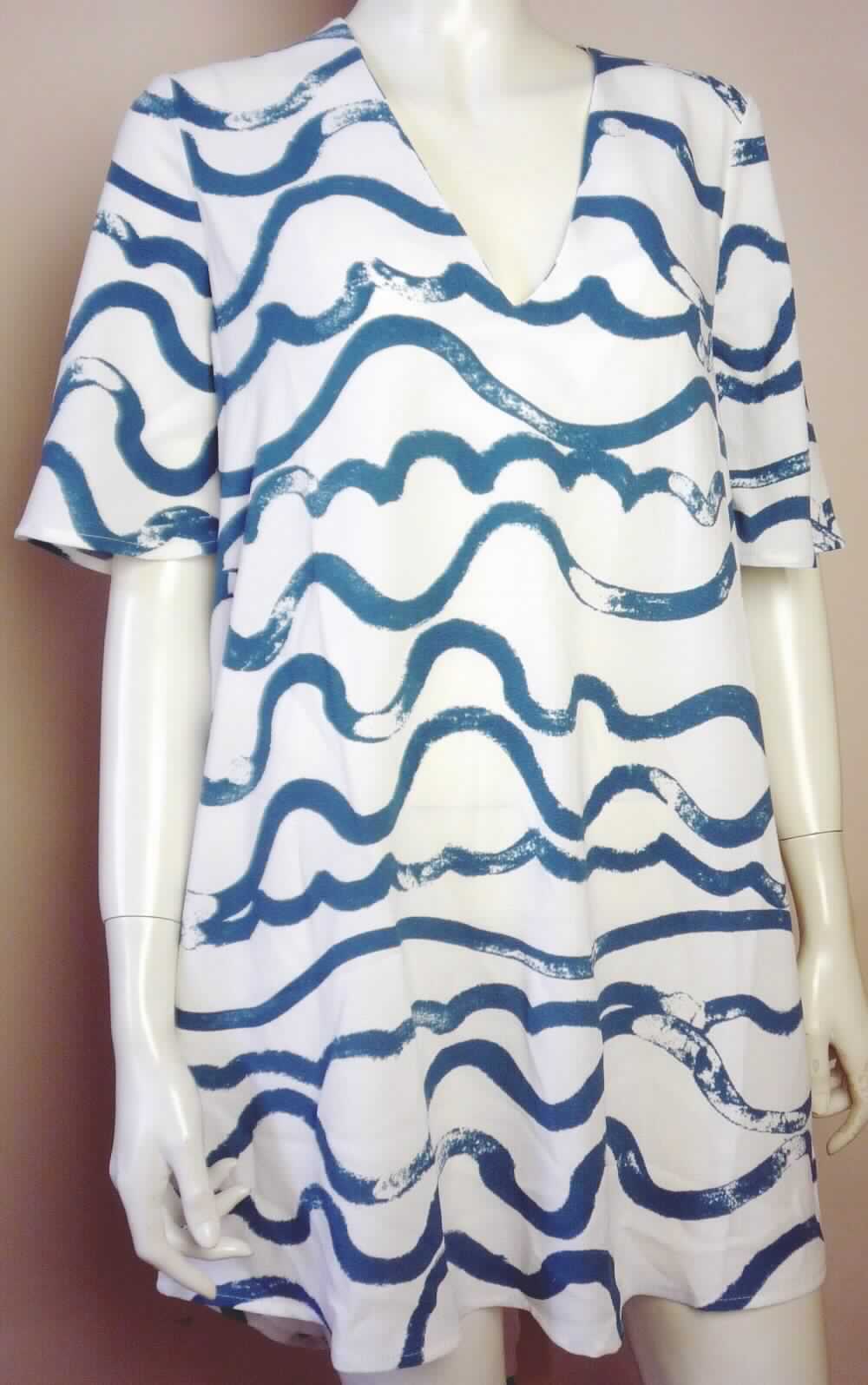 Kleid, sog. Bluse für Frauen, Art. RSACRP3233P, Größe S, Foto siehe Anlage,
- aus ca. 0,7 mm dicken, buntbedruckten Geweben aus laut Antrag 95 % Polyester und 5 % Elasthan (beides 
  synthetische Chemiefasern),
- über den Schritt reichend (Rückenlänge: ca. 85 cm), vorn ca. 3 cm kürzer gearbeitet, 
- mit einem V-förmigen Halsausschnitt,
- hinten mit einer nicht durchgehenden Öffnung, die im Nacken mit einem Knopf geschlossen wird, 
- mit kurzen Ärmeln,
- am unteren Rand durch Umschlagen und Festnähen gesäumt,
- kann aufgrund der Länge ohne ein weiteres, den Unterkörper bedeckendes Kleidungsstück getragen werden,
  somit keine Ware der Position 6206.

"Kleid, aus Geweben, für Frauen, aus synthetischen Chemiefasern"