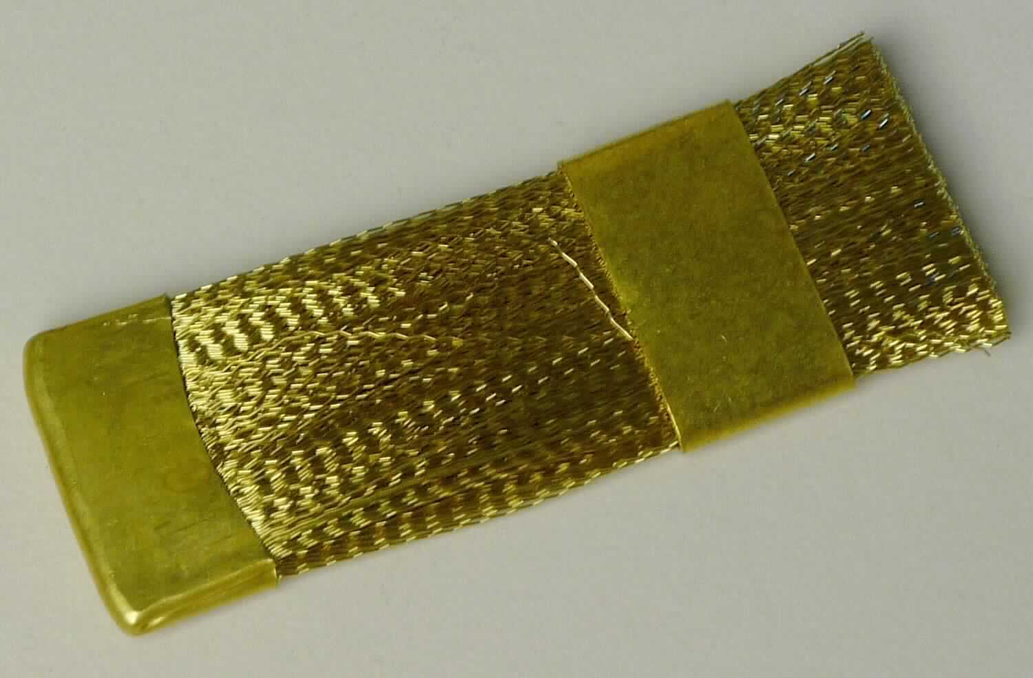 Bei der als "Reinigungsbürste für Fräserköpfe (Bits)" bezeichneten Ware mit der Artikelnummer 45-521 handelt es sich um einen Pinsel aus Messing, der in einer Elektrofeile zur Fingernagelpflege verwendet wird. Der Pinsel ist ca. 6 cm lang und 2 cm breit und dient zum Entfernen von Staub, Kleber und/oder Modellageresten auf Fingernägeln. 

Das Erzeugnis ist als "andere Bürste zur Körperpflege, einschließlich Bürsten, die Teile von Apparaten sind" einzureihen.