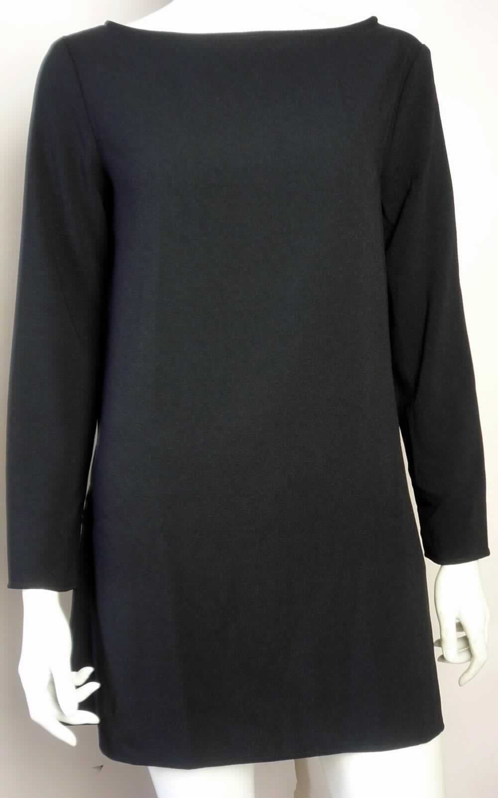 Bluse, Art. RSACRP3369, Größe S, Foto siehe Anlage,
- aus ca. 0,6 mm dicken (leichten), einfarbigen Geweben aus laut Antrag 95 % Polyester und 5 % Elasthan
  (beides synthetische Chemiefasern)
- über den Schritt reichend (Rückenlänge: ca. 78 cm); kann aufgrund der geringen Länge nicht ohne ein weiteres, 
  den Unterkörper bedeckendes Kleidungsstück getragen werden, somit kein Kleid,
- mit einem runden Halsausschnitt, 
- ohne Öffnung und ohne Verschluss,
- ohne Hinweise auf den Trägerkreis (unisex),
- mit langen Ärmeln,
- am unteren Rand durch Umschlagen und Festnähen gesäumt; mit zwei ca. 26 cm hochreichenden Seitenschlitzen 
  ausgestattet.


"Bluse, aus Geweben, für Frauen, aus Chemiefasern"