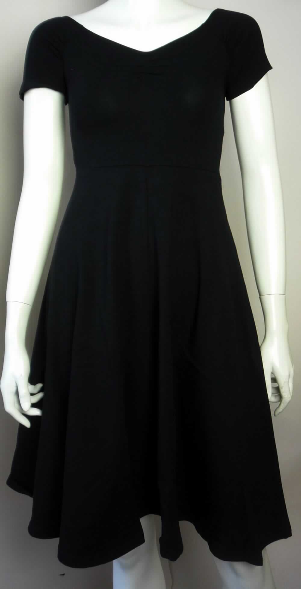 Kleid, sog. Strickkleid für Frauen, Art. RSA83282, Größe S, Foto siehe Anlage,
- aus ca. 0,5 mm dicken, einfarbigen Gewirken aus laut Antrag 95 % Baumwolle und 5 % Elasthan (synthetische
  Chemiefasern),
- über den halben Oberschenkel reichend (Rückenlänge: ca. 93 cm),
- mit einem runden Halsausschnitt,
- vorn im Brustbereich gerafft gearbeitet,
- ohne Öffnung und ohne Verschluss,
- mit kurzen Ärmeln,
- am unteren Rand durch Umschlagen und Festnähen gesäumt,
- kann ohne ein weiteres, den Unterkörper bedeckendes Kleidungsstück getragen werden. 

"Kleid, aus Gewirken, für Frauen, aus Baumwolle"
