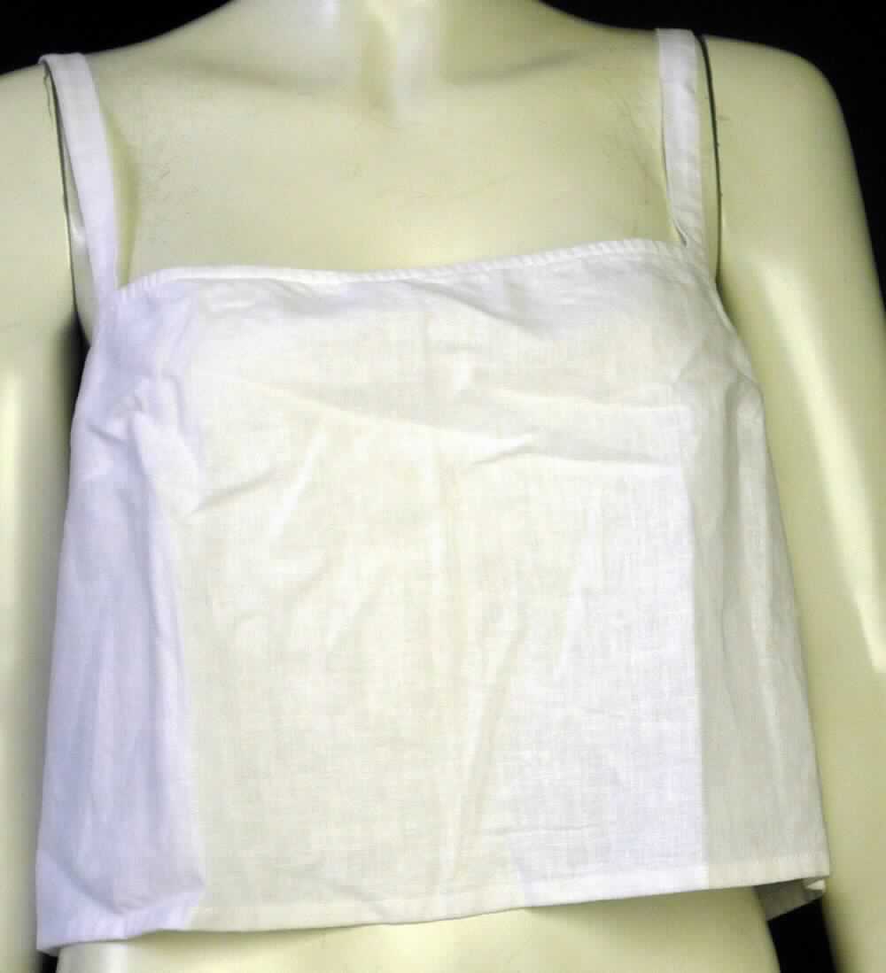 Bluse, Art. RSALB3283, Größe L, Foto siehe Anlage,
- aus ca. 0,5 mm dicken, einfarbigen Geweben aus laut Antrag 55 % Leinen und 45 % Baumwolle,
- über die Taille reichend (Rückenlänge: ca. 45 cm),
- hinten mit einer durchgehenden Öffnung mit Knopfverschluss,
- ohne Hinweise auf den Trägerkreis (unisex),
- mit schmalen Schulterträgern,
- am unteren Rand durch Umschlagen und Festnähen gesäumt,
- erfüllt die Merkmale zur Einreihung als Bluse, deshalb keine Ware der Position 6211.

"Bluse, aus Geweben, für Frauen, aus Flachs (Leinen), nicht nach dem Batik-Verfahren handbedruckt"