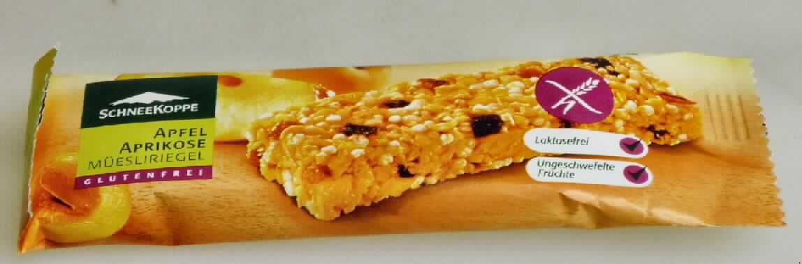 Müsliriegel.

Antragsangaben (als zutreffend unterstellt): Apfel-Aprikose-Müsliriegel, Art. Nr. 865988. Zutaten: Sojakerne 30 %, Zucker, Äpfel getrocknet 8,1 %, Aprikosen getrocknet 7,8 %, Traubenzucker, Fruchtzucker, Glucosesirup, Getreide-Crispies, Cornflakes, Quinoa gepufft, Haselnüsse 2,3 %, Palmfett, Feuchthaltemittel Sorbit, natürliche Aromen, Kochsalz, Reismehl, Säuerungsmittel Citronensäure.

Beschaffenheit der vorgelegten Warenprobe: Originalkarton mit 3 einzeln in Schlauchfolie verpackten Riegeln. Aufdruck, auszugsweise: "Schneekoppe, Apfel Aprikose Müesliriegel, 22 g." Inhalt: Riegel (ca. 9 x 3 x 1,4 cm) aus kleinen Stückchen von Sojakernen, Früchten, Haselnüssen, geblähten Getreideerzeugnissen und Cornflakes, süß, fruchtig und nach Getreideerzeugnissen schmeckend.
Zuckergehalt i. S. der ZAnm 2 a), 1. Anstrich zu Kap 20 (gemäß Deklaration): mehr als 9 GHT. 
Zuckerzusatz i. S. der ZAnm 3, 2. Anstrich zu Kap 20: enthalten.

Die Früchte, Nüsse und anderen Samen bestimmen den Charakter der Ware. Eine Einreihung in die Position 1904 der KN ist ausgeschlossen.

Früchte, Nüsse und andere genießbare Pflanzenteile, in anderer Weise zubereitet oder haltbar gemacht, auch mit Zusatz von Zucker, anderen Süßmitteln oder Alkohol, anderweit weder genannt noch inbegriffen, andere als in den Unterpositionen 2008 1110 bis 2008 9776 genannt.