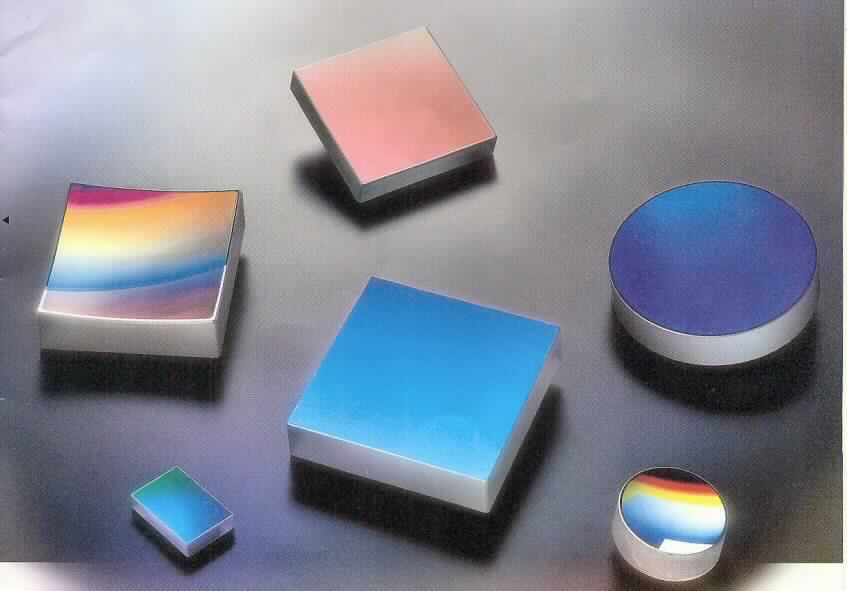 Sog. diffraktives optisches Element, in Form eines Glasträgers, auf den durch Fotolithografie eine Mikrostruktur aus Resin (Kunststoff) geätzt wurde. Zusätzlich ist das Element mit einer Beschichtung, z. B. aus Aluminium, überzogen. Die aus Mikro-Furchen (grooves) bestehende Gitterstruktur dient dazu, Laserstrahlen durch Beugung zu formen oder sie in Teilstrahlen zu zerlegen.
Eine optische Bearbeitung des Glasträgers ist nicht erforderlich, da der gewünschte optische Effekt durch die  Gitterstruktur aus Kunststoff bewirkt wird.
Zur äußeren Form siehe Abbildung in Anlage.

Die Ware wird als "nicht gefasstes optisches Element aus Stoffen aller Art, nicht von den Unterpositionen (HS) 9001 10 bis 9001 50 und nicht von den Unterpositionen (TARIC) 9001 9000 10 bis 9001 9000 85 erfasst" eingereiht.