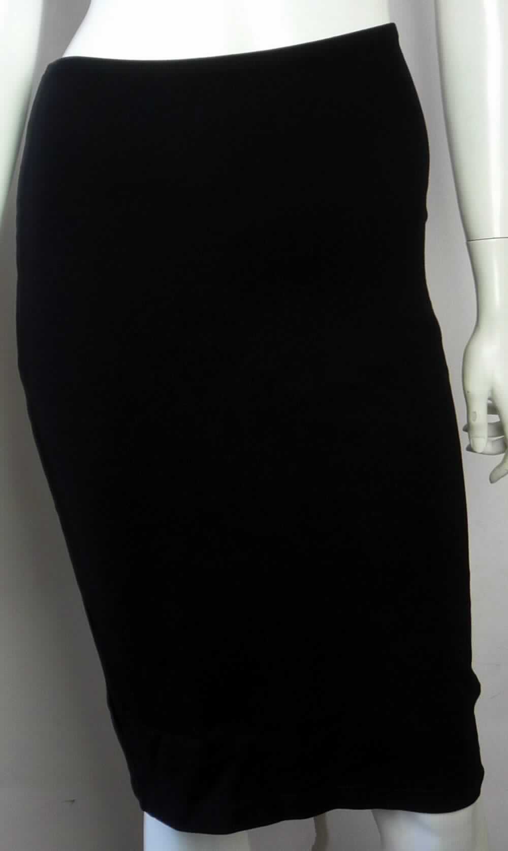 Rock, Art. RSA0387L, Größe L, Foto siehe Anlage,
- aus ca. 1 mm dicken, einfarbigen Gewirken aus laut Antrag 60 % Rayon (künstliche 
  Chemiefasern) sowie 35 % Nylon und 5 % Elasthan (beides synthetische Chemiefasern),
- über den Schritt reichend (Seitenlänge: ca. 60 cm),
- in der Taille abschließend, mit einem elastischen Taillenbund,
- ohne Öffnung und ohne Verschluss,
- am unteren Rand durch Umschlagen und Festnähen gesäumt, mit ca. 14 cm hochreichenden Seitenschlitzen
  versehen,
- kann ohne ein weiteres, den Unterkörper bedeckendes Kleidungsstück getragen werden.

"Rock aus Gewirken, für Frauen, aus künstlichen Chemiefasern"