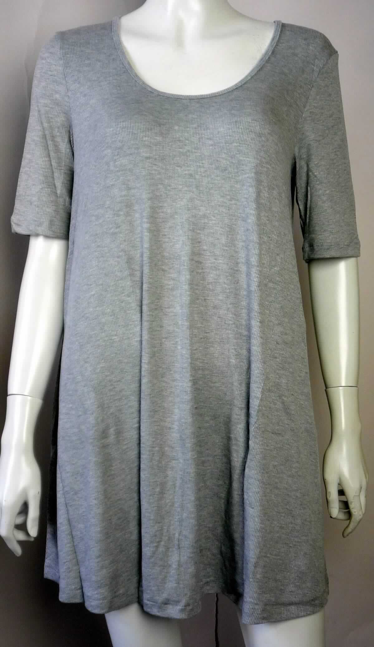 Kleid, sog. Minikleid, Art. RSATW3359, Größe S, Foto siehe Anlage,
- aus ca. 0,7 mm dicken, buntgewirkten Gewirken (melierte Garne) aus laut Antrag 85 % Viskose (künstliche 
  Chemiefasern), 9 % Polyester und 6 % Elasthan (beides synthetische Chemiefasern),
- über den Schritt reichend (Rückenlänge: ca. 80 cm),
- mit einem runden Halsausschnitt, 
- ohne Öffnung und ohne Verschluss,
- mit 3/4-langen Ärmeln,
- am unteren Rand durch Umschlagen und Festnähen gesäumt,
- kann aufgrund der Länge ohne ein weiteres, den Unterkörper bedeckendes Kleidungsstück getragen werden.

"Kleid, aus Gewirken, für Frauen, aus künstlichen Chemiefasern"