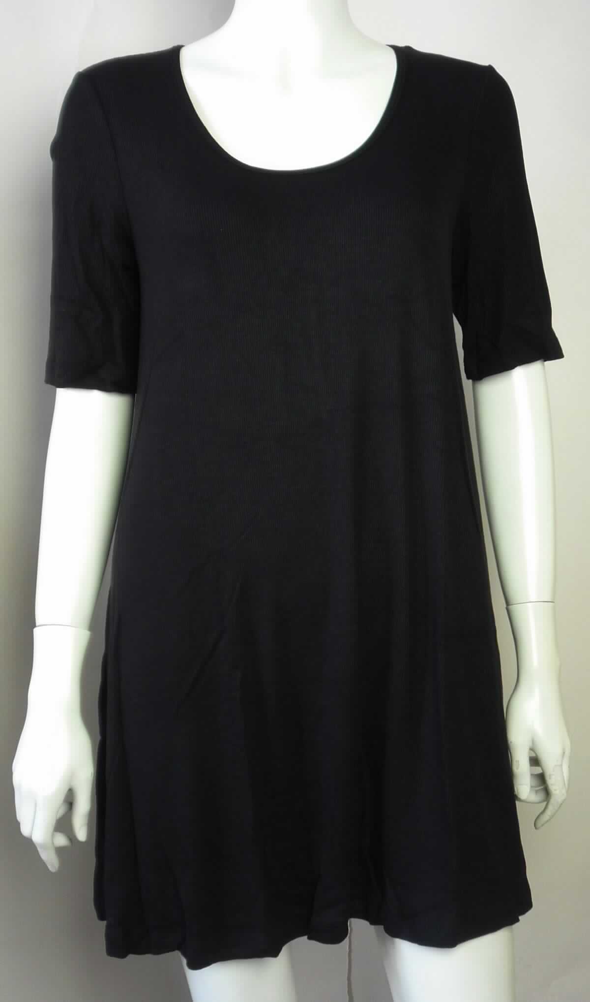 Kleid, sog. Minikleid, Art. RSATW3359, Größe S, Foto siehe Anlage,
- aus ca. 0,8 mm dicken, einfarbigen, gerippt gewirkten Gewirken aus laut Antrag 94 % Viskose (künstliche 
  Chemiefasern) und 6 % Elasthan (synthetische Chemiefasern),
- über den Schritt reichend (Rückenlänge: ca. 80 cm),
- mit einem runden Halsausschnitt, 
- ohne Öffnung und ohne Verschluss,
- mit kurzen Ärmeln,
- am unteren Rand durch Umschlagen und Festnähen gesäumt,
- kann aufgrund der Länge ohne ein weiteres, den Unterkörper bedeckendes Kleidungsstück getragen werden.

"Kleid, aus Gewirken, für Frauen, aus künstlichen Chemiefasern"