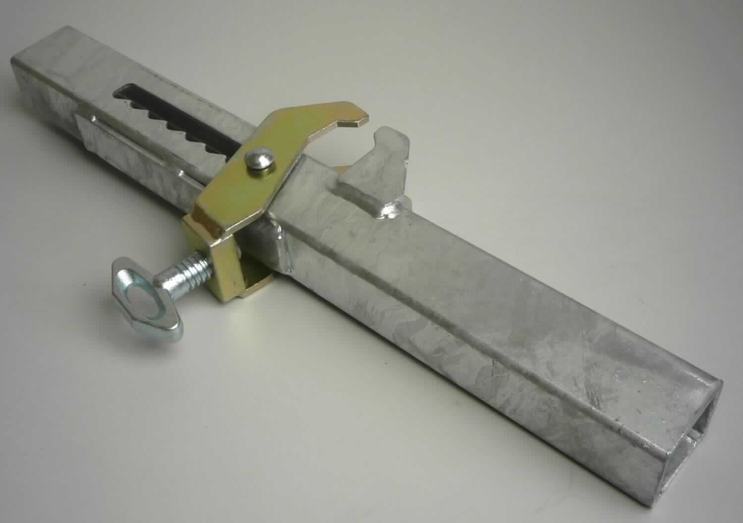 Es handelt sich um vollständig aus Stahl gefertigte Erzeugnisse, bestehend aus einem 550 mm langen Vierkantrohr mit zwei geschlitzten Seiten, das mit zwei angeschweißten, krallenförmigen Elementen und einem nahezu U-förmig gebogenen, krallenförmigen, mit einer Augenschraube versehenen, beweglich angebrachten Bauteil ausgestattet ist.
Die Erzeugnisse dienen bei Rahmenschalungen zur Befestigung und Verbindung der Schalungstafeln.
- Antragstellerangaben -

Abbildung siehe Anlage.

Derartige Erzeugnisse gehören als "Konstruktionsteile (Schalungsmaterial) aus Stahl" zum TARIC-Code 7308 4000 00.