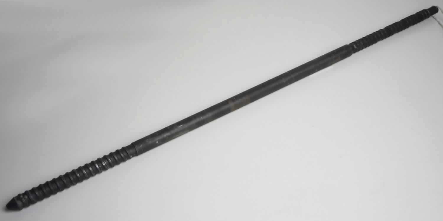 Es handelt sich um massive, stangenartige Erzeugnisse aus Stahl, die im mittleren Bereich einen glatten Schaft und an den Enden über eine Länge von etwa 185 mm bzw. 232 mm mit einem Sondergewinde versehen sind. An einem Ende ist das Gewinde mit sieben herausgefrästen Nuten ausgestattet.
Die Erzeugnisse sind an einem Ende konisch und am anderen Ende über eine Länge von etwa 31 mm zu einem Außensechskant mit Querbohrung ausgearbeitet.
Sie dienen zur Fixierung des Abstands von Schalungsplatten aus Stahl.
Gesamtlänge: 928 mm.
- Antragstellerangaben -

Abbildung siehe Anlage.

Derartige Erzeugnisse gehören als "Konstruktionsteile (Schalungsmaterial) aus Stahl" zum TARIC-Code 7308 4000 00.