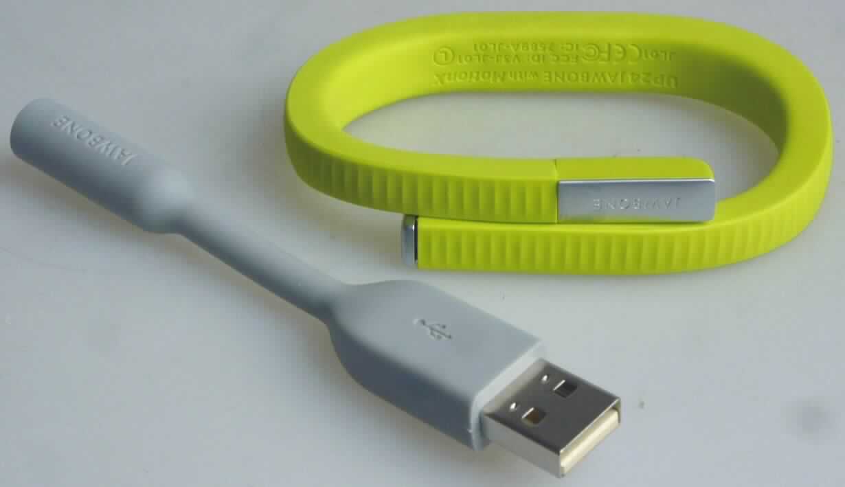 Fitness-Armband, "UP24 by Jawbone® ", in Form einer Warenzusammenstellung in Aufmachung für den Einzelverkauf, bestehend aus einem akkubetriebenen, den Charakter aufgrund des Verwendungszwecks bestimmenden Armband aus Kunststoff, mit Bedientaste, Statusanzeige und Anschlussstecker zur Verbindung mit einem beigefügten USB-Kabel zum Aufladen des Geräts an einem PC/Notebook. Das Armband enthält einen Li-Ionen-Akkumulator, zwei LED zur Statusanzeige, einen Vibrationsmotor und einen elektronischen Drei-Achsen-Beschleunigungssensor. Die vom Sensor registrierten Bewegungen werden über spezielle Algorhythmen in der Wachphase zur Zählung der Schritte und der Bewegungen bei anderen Aktivitäten (z. B. work-outs) genutzt. In der Schlafphase können Leichtschlaf-, Tiefschlaf- und Wachphasen an der Art und Häufigkeit der Bewegungen erkannt werden und dementsprechend Wecksignale im voreingestellten Weckzeitraum über den Vibrationsmotor ausgelöst werden. Die Daten werden drahtlos (Bluetooth) an ein zugewiesenes Smartphone (nicht Gegenstand dieser Auskunft) übermittelt und mittels einer speziellen Applikation ausgewertet und auf dem Display dargestellt, ebenso wie  Kalorienverbrauch und andere Parameter. 
Armband und USB-Kabel sind mit einer Kurzanleitung gemeinsam in einer bedruckten, teilweise transparenten Kunststoffbox verpackt. Zur äußeren Form siehe Abbildung in Anlage.
Eine Einreihung als medizinisches Gerät in die Codenummer 9018 9084 00 0 kommt unter anderem schon deshalb nicht in Betracht, weil das Gerät über keine Herzfrequenzmessfunktion verfügt.

Die Ware wird als "anderer Zähler als in der Position 9028 genannt, Schritt- oder Bewegungszähler, anderer als von den Unterpositionen (TARIC) 9029 1000 10 und 9029 1000 30 erfasst" eingereiht.