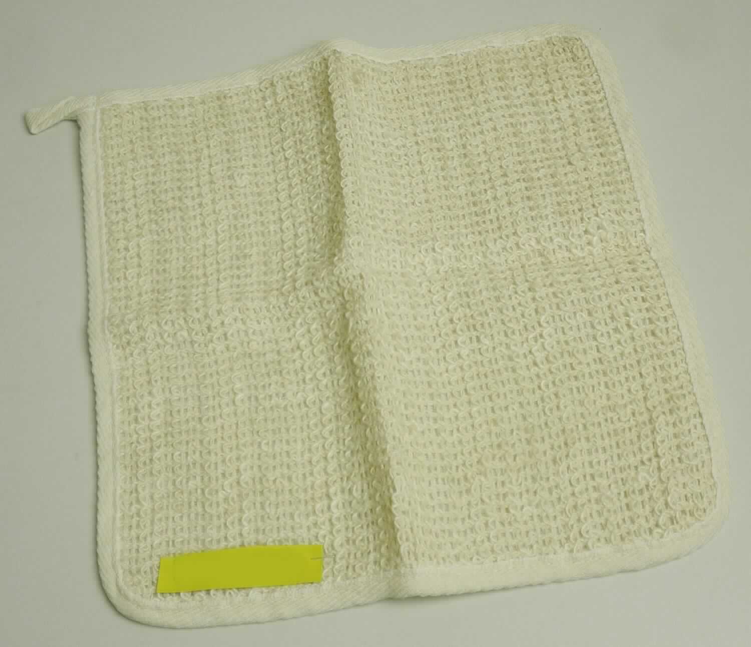 Wäsche zur Körperpflege, sog. Wellnesstuch, Foto siehe Anlage,
- annähernd quadratisch, mit abgerundeten Ecken; in den Abmessungen von laut Antrag 25 cm x 25 cm,
- mit einer Vorderseite aus ca. 2,4 mm dicken, einfarbigen Schlingengestricken (Frottierware) aus laut Antrag 
  60 % Baumwolle, 35 % Ramie (pflanzlicher Spinnstoff der Position 5305) und 5 % Polyester (synthetische 
  Chemiefasern),
- mit einer Rückseite aus ca. 1,1 mm dicken, einfarbigen Schlingengewirken aus laut Antrag 100 % Polyester,
- an den Rändern mit einem gewebten Band eingefasst, das eine Aufhängeschlaufe bildet,
- durch Zusammennähen konfektioniert,
- wird üblicherweise gewaschen,
- soll laut Antrag zum Abtrocknen und Abreiben des Körpers dienen,
- insbesondere im Hinblick auf die Bedeutung in Bezug auf die Verwendung bilden die Schlingengestricke der 
  Vorderseite das für die Spinnstoffermittlung maßgebende Flächenerzeugnis.

"Wäsche zur Körperpflege, aus Frottierware aus Baumwolle, aus Gestricken"