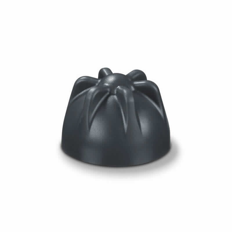 Sog. Sternaufsatz (Art.-Nr. 163.352), in Form einer äußerlich glatten, harten Halbkugel aus schwarzem Kunststoff, welche oberhalb mit einem sternförmigen Aufbau, innen mit hellem Kunststoff ausgekleidet und mit einem Gewinde versehen ist. Der äußere/innere  Durchmesser beträgt ca. 40/32 mm und die Höhe ca. 28 mm.
Äußere Form: siehe Abbildungen in der Anlage.
Zwei der Aufsätze werden durch Drehfixierung am sog. Klopfmassagegerät MG 90 (nicht Gegenstand dieser Auskunft) angebracht. Die Massage wird durch Klopfimpulse bewirkt, die eine modifizierte Form der Vibrationsmassage darstellt. Die Klopfmassage kommt bei Muskelverspannungen und Schmerzen z. B. im Rückenbereich zum Einsatz.

Die Ware wird als "Teil, erkennbar hauptsächlich für ein elektrisches Vibrationsmassagegerät bestimmt" eingereiht.