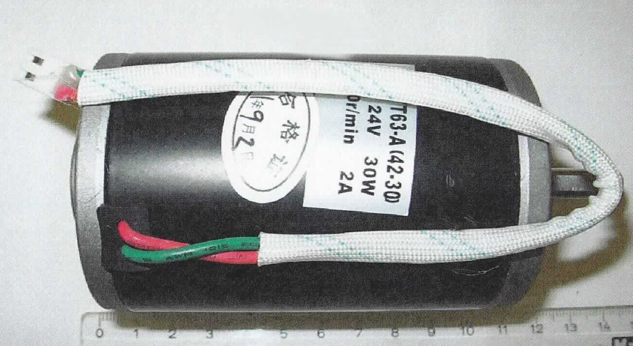 Elektromotor, sog. "Knetmotor" (Art.-Nr. 163.037),
- aus einem Gleichstrommotor in einem zylindrischen Gehäuse, ausgestattet mit zwei isolierten Drähten mit einem gemeinsamen Anschlussstück, für eine Spannung von 24 V und einer Leistung von 30 W,
- zum Einbau in die Rückenlehne eines Massagesessels.

Das Erzeugnis ist als "Elektromotor mit einer Leistung von 37,5 W oder weniger, Gleichstrommotor, nicht für bestimmte Luftfahrzeuge, kein Motor der in 8501 1099 54 0 bis 8501 1099 82 0 genannten Art" einzureihen.