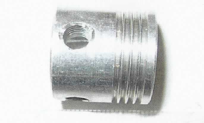 "Rad für Klopfmotor" (Art.-Nr. 163.020),
- in Form eines mit zwei Bohrungen durchsetzten Zylinders aus unedlem Metall (Höhe: ca. 20 mm; Durchmesser ca. 22 mm) und drei parallelen Führungsrillen im unteren Bereich, mit zentrischer Bohrung, 
- bestimmt zum Anbau an den Elektromotor eines Massagesessels,
- zum Übertragen von Drehbewegungen über einen über die Seiltrommel laufenden Zahnriemen (nicht Gegenstand der vZTA).

Das Erzeugnis ist als "Riemen- oder Seilscheibe, nicht aus Eisen oder Stahl gegossen, nicht für zivile Luftfahrzeuge" einzureihen.