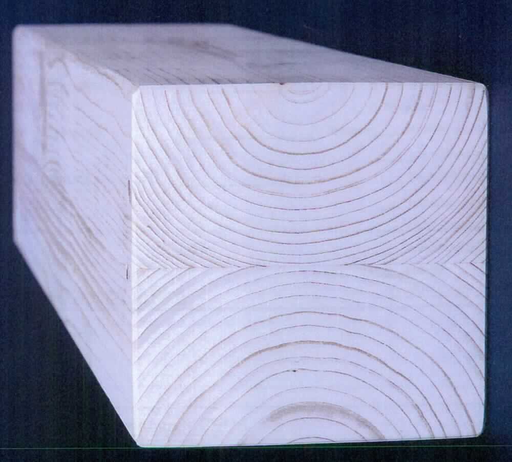 Duo / Trio-Balken, Fichte, Kiefer, Douglas, Lärche
- Meterware aus zwei oder drei faserparallel verleimten Lamellen aus Nadelholz (Fichte, Kiefer, 
  Douglas, Lärche, lt. Antragsteller) von jeweils mind. 30 mm, keilgezinkt, gehobelt und gefast, an
  den Enden auf Länge gekappt, 
- Abmessungen insgesamt: Stärken von ca. 60 -240 mm, Breiten von ca. 100 - 280 mm und einer
  Länge bis maximal 16 m.
(Abbildung siehe Anlage)

"Andere als in den Positionen 4401 bis 4420 genannte Ware aus Holz, weder Kleiderbügel, Sarg noch Bügelbrett und -tisch, nicht aus Faserplatten"
