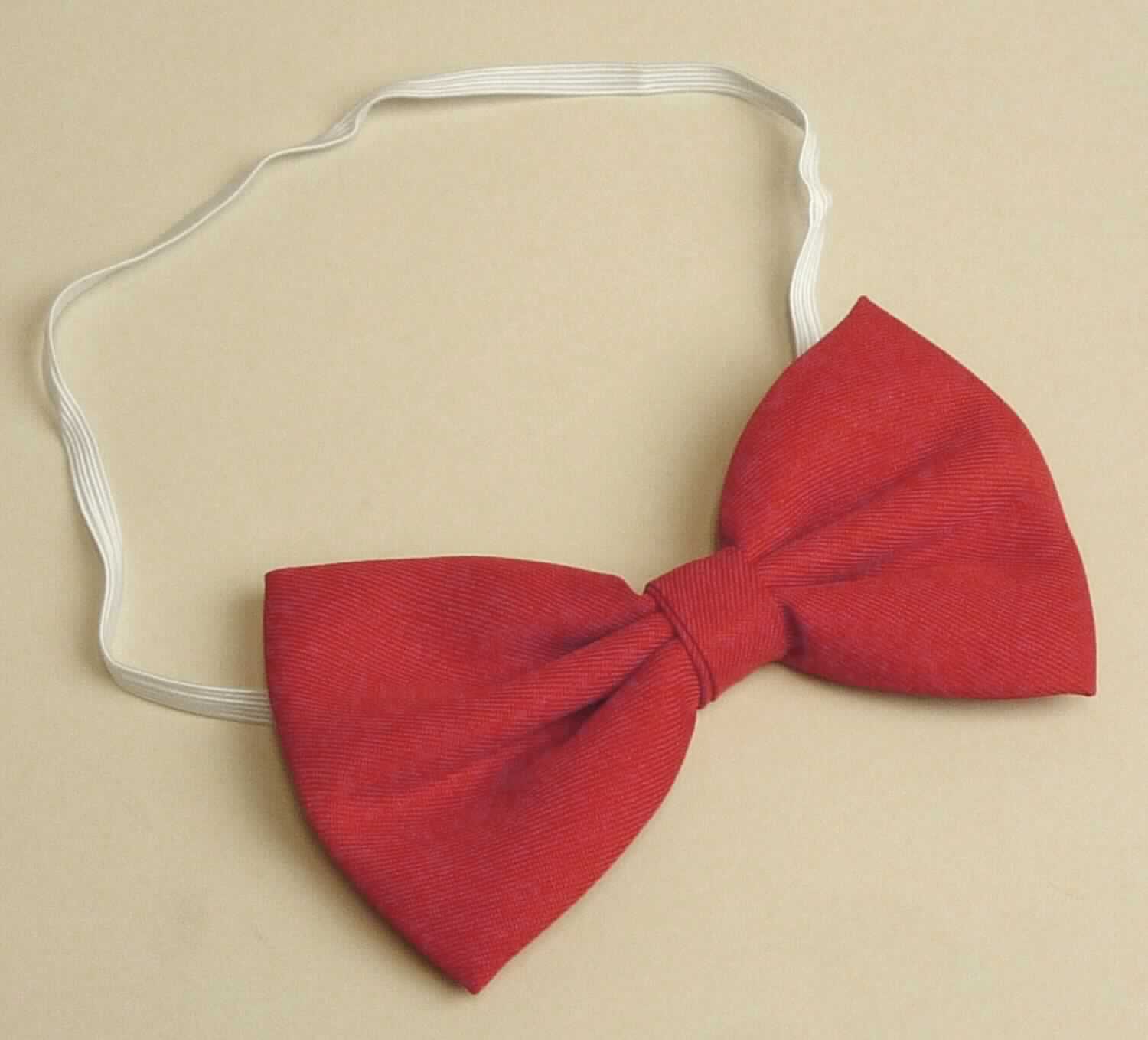 Schleife, Art. 22554.18, Foto siehe Anlage,
- auf einer bedruckten Pappkarte in einem Polybeutel verpackt,
- aus einfarbigen Geweben aus laut Antrag 100 % Polyester (synthetische Chemiefasern),
- mit einer Länge von bis zu 7 cm und einer Breite von ca. 12 cm,
- zweilagig gearbeitet, aus einem schlauchartigen Gewebe zu einer "Fliege" zusammengenäht (somit 
  konfektioniert), mit einem zusätzlichen Gewebezuschnitt unterlegt, 
- hinten mit einem angenähten, elastischen Band, das der Befestigung am Kragen dient,
- ohne Hinweise auf Handarbeit,
- stellt sich als Schleife der Position 6215 dar, somit keine Ware der Position 6217.

"Schleife, aus Geweben, aus Chemiefasern, nicht handgearbeitet"