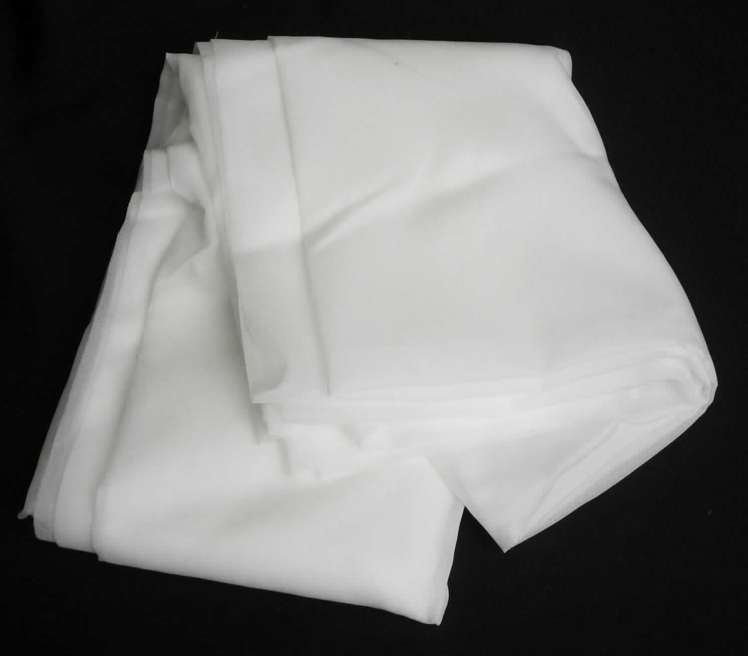 Gewebe, sog. Gewebeeinlage bi-elastisch, Art. 968225, Foto siehe Anlage,
- in einer bedruckten Pappschachtel verpackt,
- als Meterware; laut Antrag mit den Abmessungen von laut Antrag 200 cm x 90 cm,
- laut Untersuchungsergebnis:
-- aus ungezwirnten, nicht hochfesten Garnen aus texturierten, synthetischen Filamenten (laut Antrag: Polyester), 
   somit keine Ware der Position 5515,
-- einseitig im Rotationsschablonendruckverfahren mit sog. Schmelzkleberpunkten bestrichen, das Bestreichen 
   mit Kunststoff ist jedoch mit bloßem Auge nicht wahrnehmbar (damit keine Meterware der Position 5903),
-- gebleicht,
-- in Leinwandbindung.

"Gewebe aus Garnen aus synthetischen Filamenten, anderes als in den Unterpositionen 5407 10 bis 5407 44 
 genannte, mit einem Anteil an texturierten Polyester-Filamenten von mehr als 85 GHT, gebleicht"