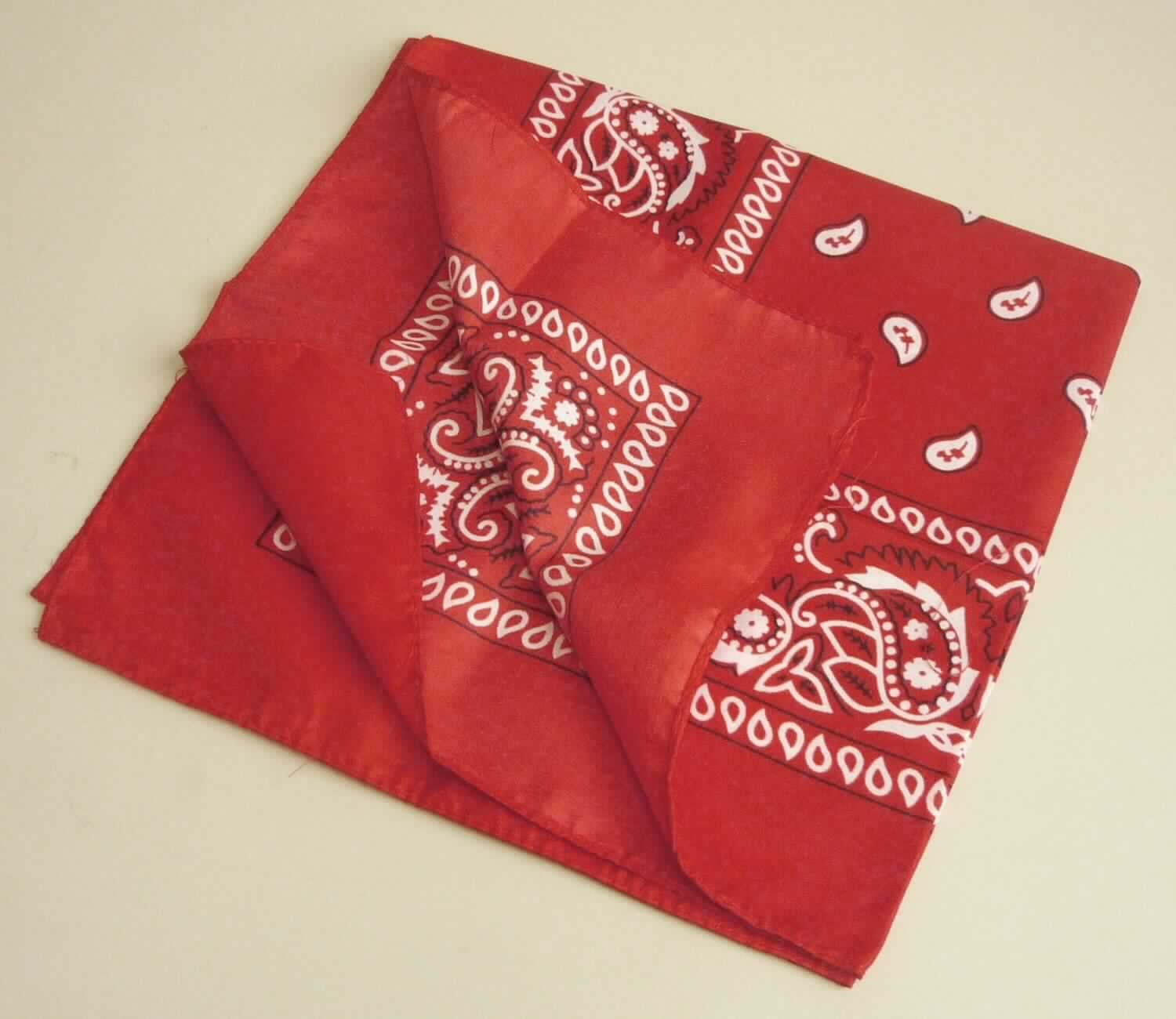 Ziertaschentuch, sog. Cowboytuch, Art. 23209.00, Foto siehe Anlage,
- in einem Polybeutel verpackt,
- aus ca. 0,2 mm dicken, bedruckten Geweben aus laut Antrag 100 % Polyester (synthetische Chemiefasern),
- quadratisch, mit den Abmessungen von ca. 52 cm x 52 cm,
- an den Rändern durch Umschlagen und Festnähen gesäumt, somit konfektioniert,
- aufgrund der Abmessungen (weniger als 60 cm auf jeder Seite) kein Halstuch der Position 6214; stellt sich als
  Ziertaschentuch dar und wird somit auch nicht von der Position 6215 erfasst.

"Ziertaschentuch, aus Geweben, aus Chemiefasern"