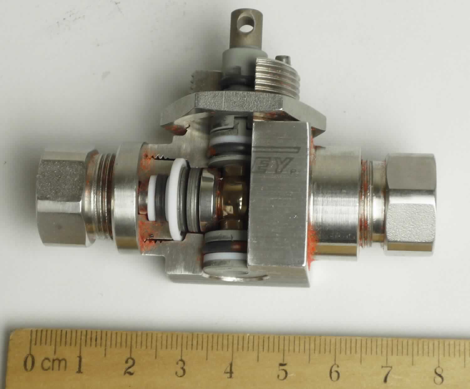 Kugelhähne Serie 83, H83, SK und AFS,
Kugelhähne in 2- oder 3-Wegeausführung, mit einem Körper aus Stahl/Edelstahl, mit Verschlusskörper (Kugeln) aus Metall ausgestattet, entweder mit einem Dreh- oder Knebelgriff mit Kunststoffüberzug zum Öffnen und Schließen des Hahns oder mit Ovalgriffen ausgerüstet. Die Kugelhähne sind mit Außengewinde-, Innengewindeanschluss oder Swagelok-Zweiklemmringverschraubung ausgerüstet,
Größen 6 mm bis 18 mm bzw. 1/8" bis 1",
mit Sitzen aus unterschiedlichen Materialien.  

Die Ware wird als "Armaturen für Rohr- oder Schlauchleitungen, nicht von den Unterpositionen 8481 10 bis 8481 8079 erfasst, Kugelhahn, nicht für bestimmte Luftfahrzeuge" eingereiht.