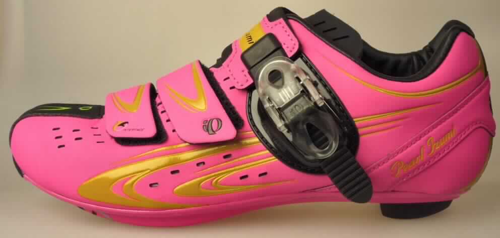 Radsportschuhe (lt. Antrag: "Art.Nr. 15212001 W ELITE Rd III"; Foto siehe Anlage)
- mit mehrlagig aufgebauten Laufsohlen aus (lt. Antrag) Carbonfasern, Glasfasern und 
  Stahl, mit einer Außenschicht aus Kunststoff (Berührungsfläche mit dem Boden bildend
  = Stoff der Laufsohle), 
- mit Oberteil aus Kunststoff (Spinnstoff mit einer mit dem bloßen Auge wahrnehmbaren
  Außenschicht aus Kunststoff),
- auf das Oberteil ist im Vorderfußbereich ein Stück aus Kunststoff als Verstärkungsteil aufgesetzt,
- mit zwei Klettverschlüssen und einem Ratschenverschluss,
- mit Pedalbefestigungsvorrichtung

"Sportschuhe mit Laufsohlen und Oberteil aus Kunststoff, andere als in der Position 6401 
und in den Unterpositionen 6402 1210 und 6402 1290 genannt"