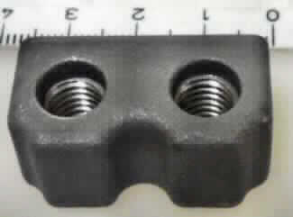 Teil für ein Kraftrad, sog. Klemme Excenter, Foto siehe Anlage,
- spezifisch gefertigtes Bauteil aus (lt. Antrag) Stahlguss,
- mit den Abmessungen von ca. 3,2 cm x 2,2 cm x 1,6 cm,
- mit zwei durchgängigen Gewindebohrungen versehen,
- zum Einbau in eine Schwinge (sog. Exzenterschwinge) von Krafträdern bestimmt,
- erkennbares Teil zur ausschließlichen Verwendung an Krafträdern.

"Teil für ein Kraftrad der Position 8711 (Klemme Exzenter)"