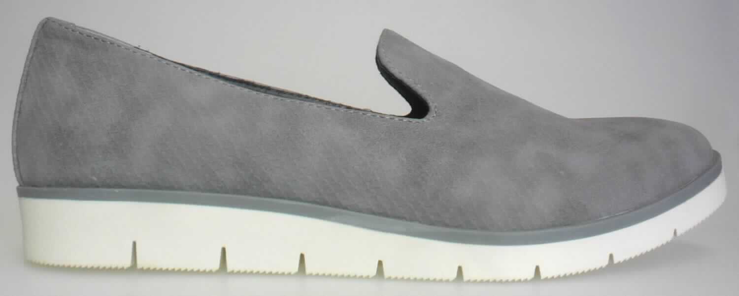 Freizeitschuhe (lt. Antrag: "Damen Schuhe: Loafer, grau", Foto siehe Anlage)
- mit Laufsohlen aus (lt. Antrag) Kautschuk,
- mit Oberteil (geschlossenes Blatt) aus Kunststoff (Spinnstoff mit einer mit bloßem Auge 
  wahrnehmbaren Außenschicht aus Kunststoff), 
- nicht den Knöchel bedeckend,
- ohne Metallschutz in der Vorderkappe,
- mit einer Länge der Innensohle von mehr als 24 cm,
- für Frauen (u. a. schlanker Schnitt).

"Schuhe mit Laufsohlen aus Kautschuk und Oberteil aus Kunststoff, andere als in Pos. 6401 und in den 
 UPos. 6402 1210 bis 6402 9991 genannte, für Frauen"