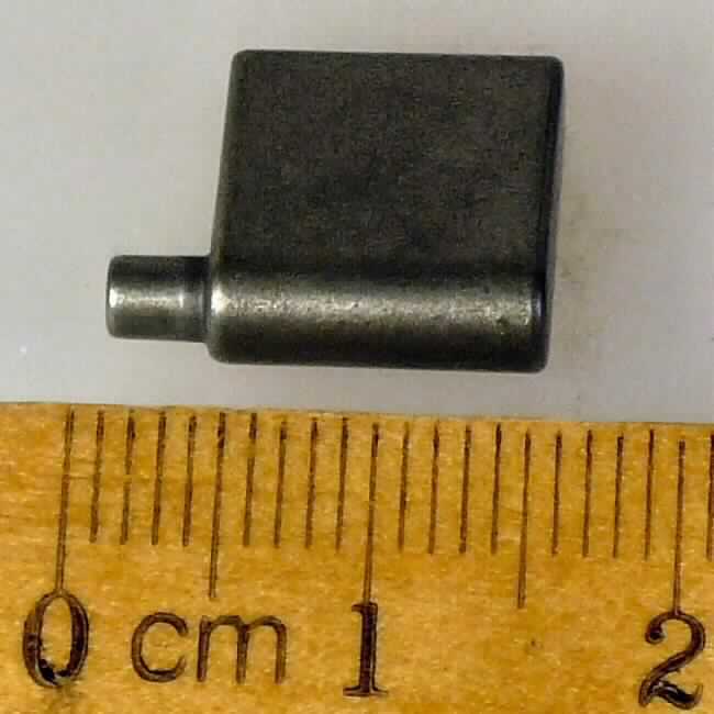 Teil für ein Kraftrad, sog. Schaltklinke, Foto siehe Anlage,
- spezifisch gefertigtes Erzeugnis aus (lt. Antrag) Stahlguss,
- in Form eines Quaders, mit den Abmessungen von ca. 11 mm x 13 mm x 3 mm,
- an einer der Längsseiten mit einem zylindrischem Ansatzstück (ca. 3,5 mm lang, mit einem 
  Durchmesser von ca. 3 mm),
- dient dazu, den Schalthebel nach dem Schaltvorgang in einer bestimmten Stellung zu arretieren,
- keine Ware der Position 8409, da kein Teil des Motors, sondern des Getriebes.

"Teil für ein Kraftrad der Position 8711, Teil eines Schaltgetriebes (Schaltklinke)"