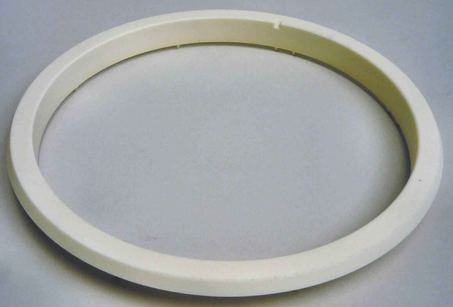 Keramische Ware zu technischen Zwecken, sog. Keramikring 6 (ohne Pins) Tegal 903, 
Abbildung siehe Anlage, 
- beigefarbener Ring mit Kante, mit einem Durchmesser von 17 cm, 
- aus anderen keramischen Stoffen als Porzellan (Aluminiumoxid), 
- - nach vorheriger Formgebung keramisch gebrannt, 
- - mit einer Mohsschen Härte von 9, 
- Teil einer Anlage, die Wafer (Halbleiter) trockenätzt, 
- keine feuerfeste Ware, da für den Verwendungszweck nicht erforderlich, 
- keine Zuweisung zu Kap 84, weil dort keramische Waren zu technischen Zwecken ausgenommen sind.

"Keramische Ware zu technischen Zwecken, mit einer Mohsschen Härte von 9 oder mehr"