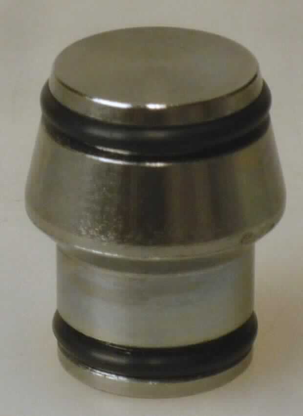Verschlussstück ohne Überwurfmutter

Bei der Ware handelt es sich um einen Rohrabschlussstopfen, nach den Angaben aus unlegiertem Stahl (C45). Ein Ende ist kegelig geformt und mit einem Dichtring aus Kunststoff versehen. Das andere gerade Ende enthält ebenfalls einen Dichtring. Das Erzeugnis verschließt zusammen mit einer Überwurfmutter ein Rohrverbindungsstück (Pressnippel) z.B. im Hydraulikleitungen.

Die Ware ist als anderes Rohrverschlussstück aus anderem als nicht rostendem Stahl in der Unterposition 7307 9980 der Kombinierten Nomenklatur einzureihen.