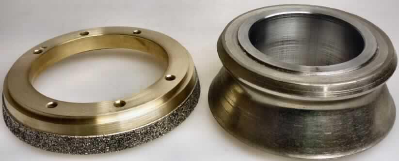 Angaben: Warenbezeichnung: Diamant-Abrichtrollen 
- in verschiedenen Formen und Profilen
- zum Abrichten, Profilieren und Schärfen von konventionellen Schleifscheiben
- hergestellt aus Stahl-, Aluminium- oder Messing-Grundkörpern und Schleifbelag (arbeitendes Teil) aus agglomerierten, synthetischen oder natürlichen Diamanten 
- Diamant-Korngrößen: weniger als 1000my
- Herstellungsprozess: Der Schleifbelag wird durch Sintern, Kleben oder mittels Nickelauflage in galvanischen Bädern auf den Grundkörper aufgebracht.

Feststellungen: Die Angaben der Antragstellerin werden als zutreffend unterstellt.

Befund: Als charakterbestimmender Bestandteil der Abrichtrollen wird der Diamant-Schleifbelag angesehen (Allgemeine Vorschrift 3 b). Danach handelt es sich zolltariflich bei den Waren um Schleifsteine und dergleichen, ohne Gestell, zum Schleifen, Richten, der Position 6804 des EZT.