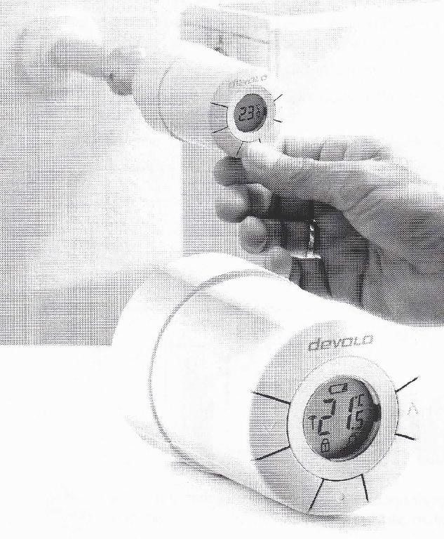 Heizkörperthermostat, in Form einer Warenzusammenstellung in Aufmachung für den Einzelverkauf, bestehend aus einem Thermostatkopf (charakterbestimmend in Bezug auf die Verwendung), zwei Anschlussadaptern für verschiedene Ventile, einem Innensechskantschlüssel, zwei Batterien sowie einer Bedienungsanleitung in einer gemeinsamen Verpackung. Der Thermostatkopf als kombinierte Maschine aus einem Thermostat (kennzeichnende Haupttätigkeit) und einer Funkübertragungsvorrichtung besteht im Wesentlichen aus einem annähernd zylindrischen Kunststoffgehäuse (Durchmesser 51 mm, Länge 91 mm) mit einer Flüssigkristallanzeige, drei Bedientasten sowie weiterer elektrischer und elektronischer Bauelemente (äußere Form: siehe Abbildung in der Anlage). Das Thermostat wird an Heizkörpern im Wohnbereich angeschlossen, misst die Raumtemperatur (Istwert) und regelt diese entsprechend des mit den Bedienelementen eingestellten Wertes (Sollwert). Mit Hilfe der Funkübertragungseinrichtung können die Einstellungen auch über einen PC (nicht Gegenstand dieser vZTA) durchgeführt werden.
Die Ware wird als "elektronisches Gerät zum Regeln der Temperatur (Thermostat), nicht für zivile Luftfahrzeuge bestimmt" eingereiht.
