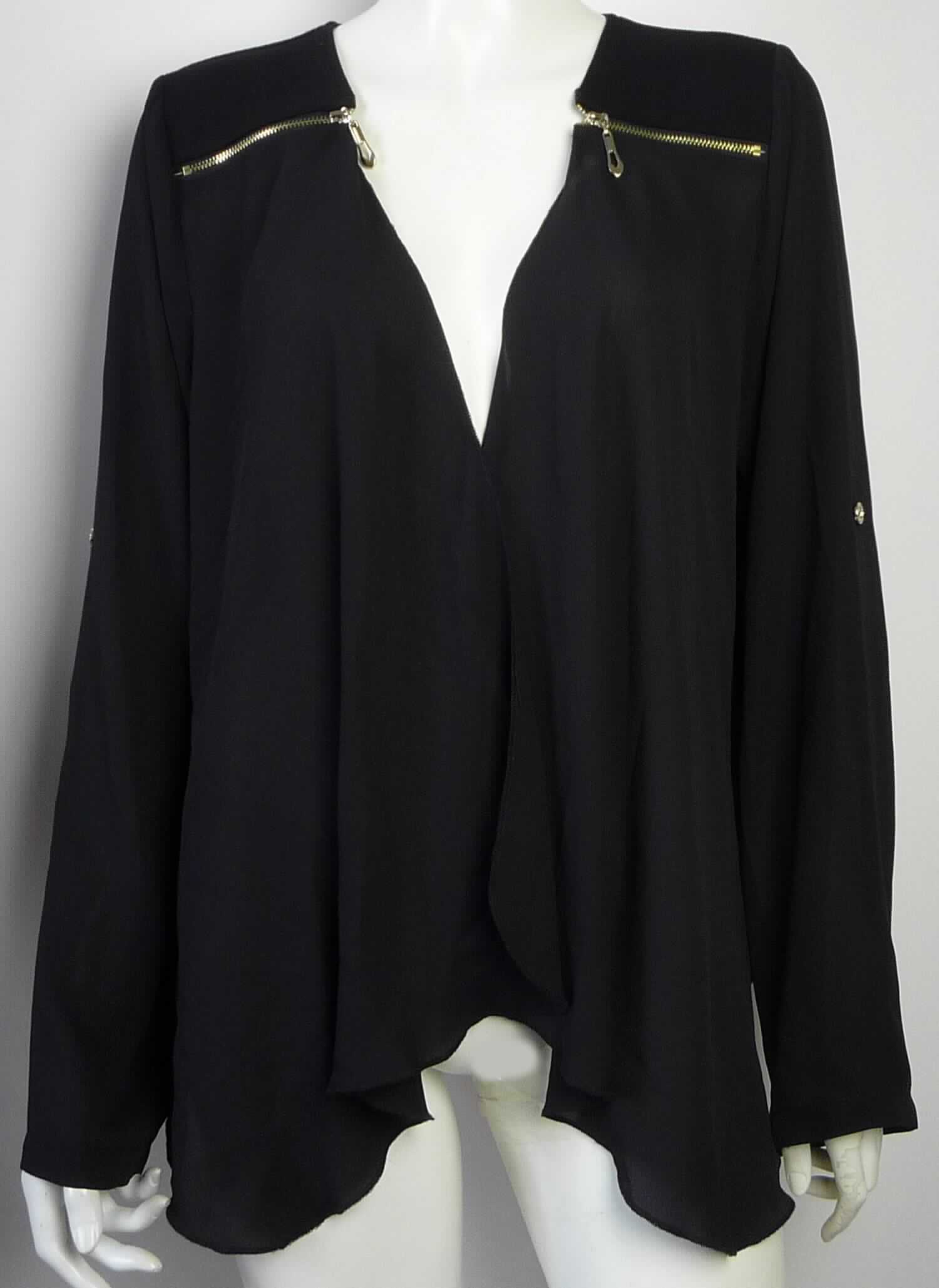 Jacke, sog. Shirtjacke schwarz, Fici Beca # 780394, Größe 40, Foto siehe Anlage,
- mit einem überwiegenden Teil der Vorderseite und Ärmeln aus ca. 0,3 mm dicken, einfarbigen Geweben 
  aus laut Antrag 100 % Polyester (synthetische Chemiefasern), mit einem Rückenteil und vorn im Bereich der 
  Schultern aus ca. 0,7 mm dicken, einfarbigen Gewirken aus laut Antrag 75 % Polyamid und 3 % Elasthan
  (beides synthetische Chemiefasern) sowie 22 % Viskose (künstliche Chemiefasern),
- über die Taille reichend (Rückenlänge: ca. 62 cm), mit spitz zulaufenden, länger gearbeiteten Vorderteilen,
- vorn mit einer durchgehenden Öffnung ohne Verschluss, ohne Hinweise auf den Trägerkreis (unisex),
- mit langen Ärmeln, an den Ärmelenden durch Umschlagen und Festnähen gesäumt,
- im Bereich der Schultern mit Öffnungen mit Reißverschluss,
- auf der Rückseite durch Umschlagen und Festnähen und auf der Vorderseite durch eine Überwendlichnaht 
  am unteren Rand gesäumt,
- keine Arbeits- und Berufskleidung,
- im Hinblick auf den Umfang und den Wert bestimmen die Gewebe den Charakter der Ware.

"Jacke, aus Geweben, für Frauen, aus synthetischen Chemiefasern, keine Arbeits- und Berufskleidung"