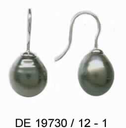 Es handelt sich um aus einer Goldlegierung (333er Weißgold) gefertigten Schmuck in Form von Ohrhängern. Die Erzeugnisse bestehen aus einem offenen Bügel mit einer an einem Ende angebrachten Perlschüssel, auf der eine in etwa tropfenförmige Zuchtperle angebracht ist. Die Ohrringe sind paarweise an einem Etikett befestigt.
-Antragstellerangaben-

Abbildung siehe Anlage.

Derartige Erzeugnisse gehören als "Schmuckwaren aus Edelmetallen (Gold)" zur Codenummer 7113 1900 00 des Integrierten Zolltarifs der EG (TARIC).