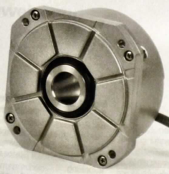 Inkrementales Winkelmessgerät, im Wesentlichen bestehend aus einem zylinderförmigen Gehäuse mit integrierter Statorkupplung. Das Gerät besitzt eine durchgehende Hohlwelle mit einem Durchmesser von 20 mm. Der Drehgeber wird mit seiner Hohlwelle auf die Antriebswelle geschoben und ist so direkt mit der zu messenden Welle verbunden.
Beim Messvorgang wird durch die Drehbewegung der Welle, eine kreisförmige Maßverkörperung (Maßstab) photoelektrisch abgetastet und so die Winkelposition der Welle bestimmt. Dabei wird Licht aus einer Leuchtdiode durch einen Kondensor (optisches System aus asphärischen Linsen) und eine Abtastplatte (lichtdurchlässiges Phasengitter) auf den mit Teilungen versehenen Maßstab gelenkt. Photoelemente wandeln die Lichtänderungen in elektrische Signale um, wobei jeder Winkelposition ein eindeutig codierter Positionswert zugeordnet ist.

äußere Form: siehe Abbildung in der Anlage

Die Ware wird als "optisches Gerät zum Messen oder Prüfen, in Kapitel 90 anderweit weder genannt noch inbegriffen, anderes als von den Unterpositionen (KN) 9031 1000 bis 9031 4910 erfasst" eingereiht.