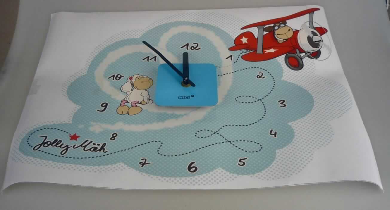 Noch nicht zusammengesetzte, elektrische Wanduhr, s. Foto, bestehend aus:
- einem ca. 33 x 44 cm großen, selbstklebenden, bunt bedruckten Bogen aus Karton, mit Folie überzogen sowie mit kreisförmig angeordneten Zahlen 1 - 12 als Zifferblatt und
- einem batteriebetriebenen Uhrwerk (kein Kleinuhr-Werk), das in einem ca. 5,5 x 5,5 x 1,5 cm großen Kunststoffgehäuse untergebracht ist mit einem Stunden-, Minutenzeiger und 8 x 8 cm großer Metallplatte.
Nach der Befestigung des selbstklebenden Bogens an der Wand wird das Uhrwerk davorgehängt. 

Die Ware ist als "andere als in den Positionen 9101 bis 9104 erfasste, elektrisch betriebene Wanduhr, kein Wecker" einzureihen.