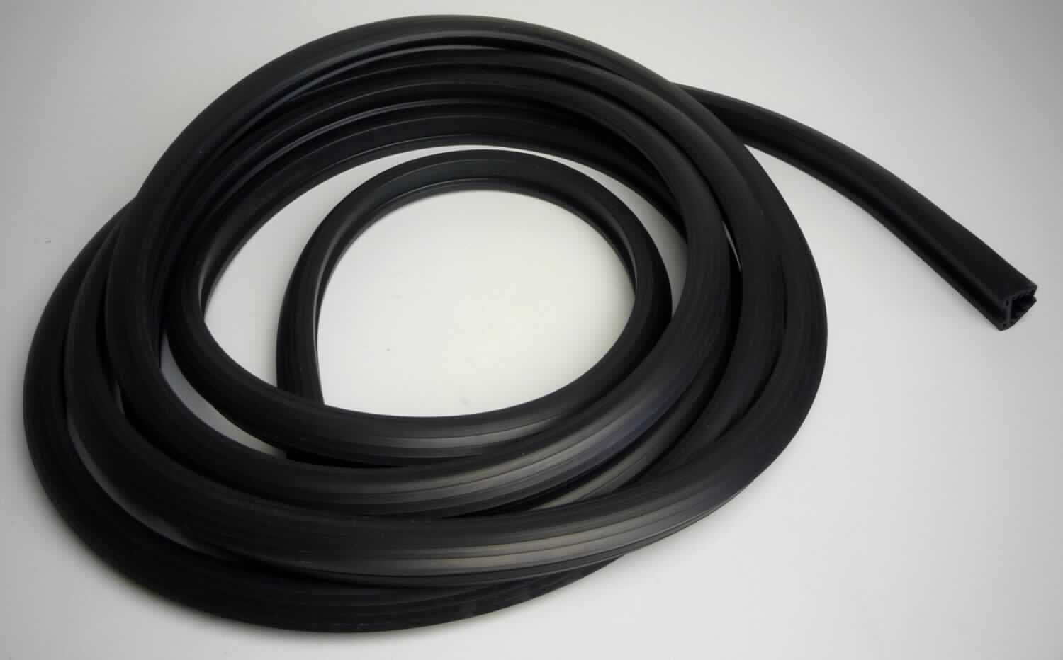 Angaben des Antragstellers:
Gummiprofil für Glasleistenrohr, Länge: 5 m, Durchmesser: 42,4 mm, 60x40,40x40,65x40 mm, Nut 24x24mm, Glas 16,76-17,52mm

Untersuchungsergebnisse an einem Warenmuster:
Speziell geformtes Profil aus einem schwarzen, elastischen Material (Länge: ca. 5 m; Breite: ca. 2,4 cm).

Befund:
Es liegt ein Profil aus Vollkautschuk im Sinne der Unterposition 4008 2900 vor.