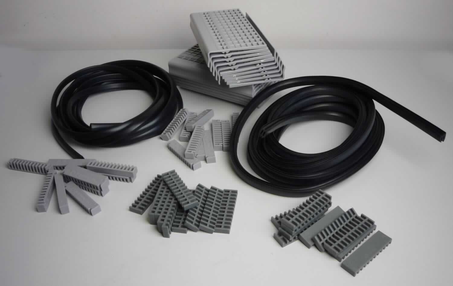 Angaben des Antragstellers:
Gummisatz Easy Glass Slim, L = 5000 mm, für (8-0,76-8) 16,76 mm VSG

Untersuchungsergebnisse an einem Warenmuster:
Set bestehend aus zwei individuell geformten Profilen (Länge: jeweils ca. 5 m) aus einem schwarzen, elastischen Kautschukmaterial und 60 grauen Kunststoffformteilen in drei unterschiedlichen Ausführungen. Das Set  in Aufmachung für den Einzelverkauf in einem bedruckten Pappkarton liegt vor. Das Set wird bei der Montage von Glasgeländern verwendet.

Befund:
Nach der Bedeutung für die Verwendung sind die Profile aus Vollkautschuk für das Set charakterverleihend. Profile aus Kautschuk werden von der Position 4008 erfasst.