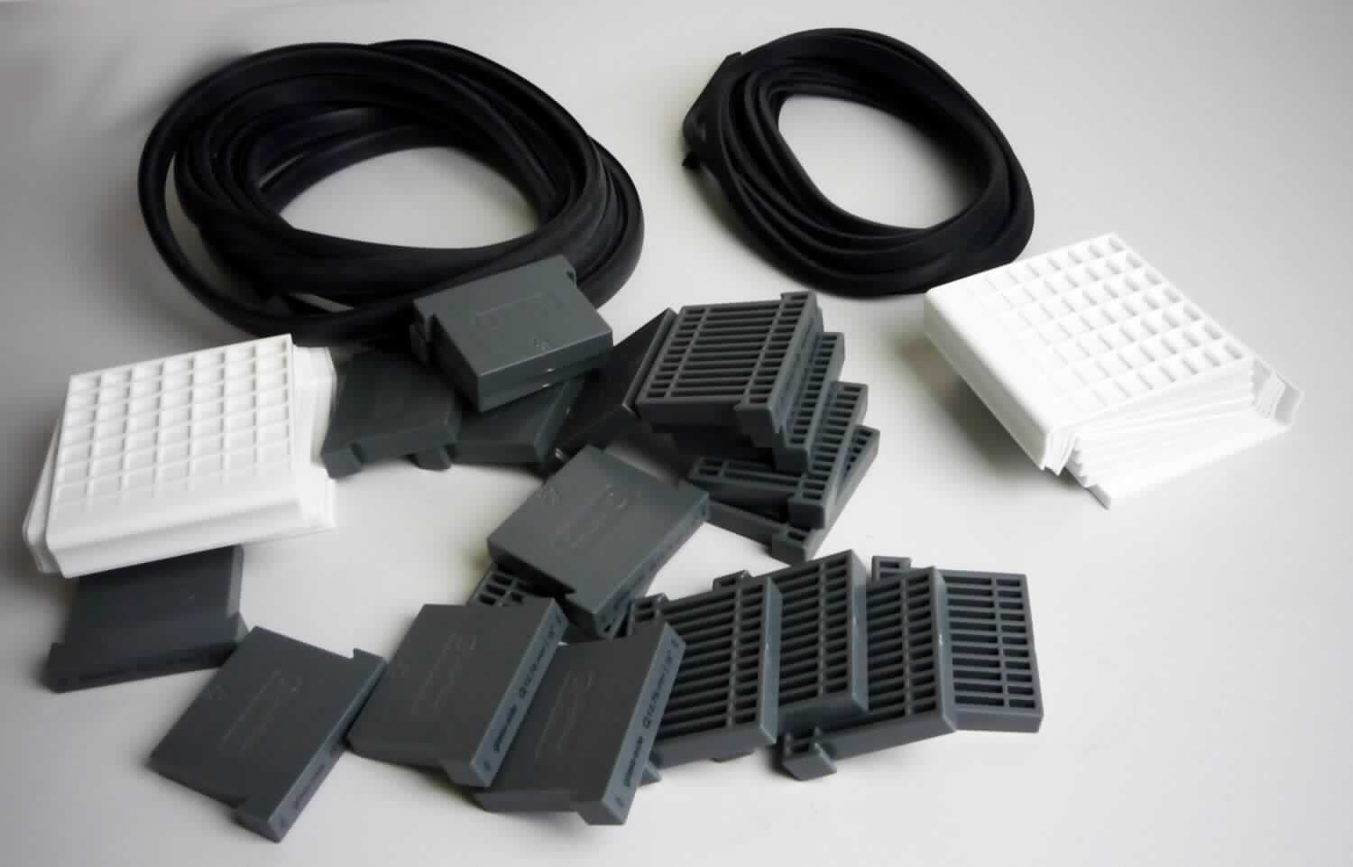 Angaben des Antragstellers:
Gummisatz Easy Glass Slim, L = 5000 mm, für (6-0,76-6) 12,76 mm VSG

Untersuchungsergebnisse an einem Warenmuster:
Set bestehend aus zwei individuell geformten Profilen (Länge: jeweils ca. 5 m) aus einem schwarzen, elastischen Kautschukmaterial und 40 weißen bzw. schwarzen Kunststoffformteilen in zwei unterschiedlichen Ausführungen. Das Set in Aufmachung für den Einzelverkauf in einem bedruckten Pappkarton liegt vor. Das Set wird bei der Montage von Glasgeländern verwendet.

Befund:
Nach der Bedeutung für die Verwendung sind die Profile aus Vollkautschuk für das Set charakterverleihend. Profile aus Kautschuk werden von der Position 4008 erfasst.