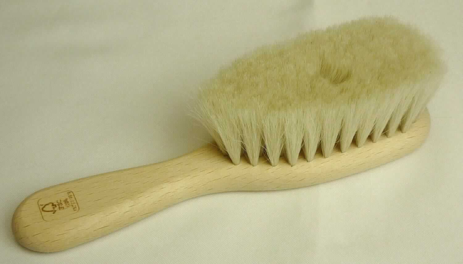 Bei der als Babyhaarbürste (Art. Nr.:LAN 4806) bezeichneten Ware handelt es sich um eine Haarbürste mit Bürstenkörper und -kopf aus Holz (Maße ca. 16 x 4 cm = L x B). In den Bürstenkopf sind ca. 3 cm lange Tierborstenbüschel aus Ziegenhaar (lt. Antragssteller) als Einzugsmaterial eingesteckt. 

Das Erzeugnis wird als "Haarbürste" eingereiht.