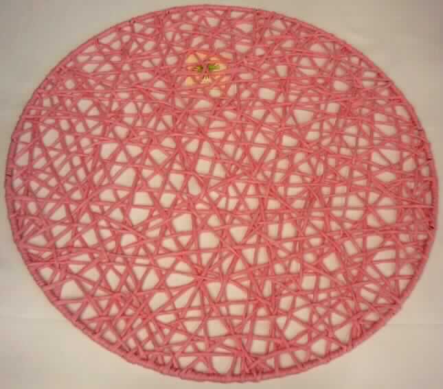 Platzset aus Papier, Foto siehe Anlage,
- rund; mit einem Durchmesser von ca. 37,5 cm,
- aus gefalteten und gedrehten Papiergarnen der Position 5308, somit keine Ware aus Papier des Kapitels 48,
- in Flechttechnik abgepasst hergestellt (konfektioniert), 
- am äußeren Rand mit einem Ring aus unedlem Metall verstärkt,
- wird insbesondere wegen des Materials üblicherweise nicht gewaschen und kennzeichnet sich aufgrund des 
  Verwendungszwecks und der Ausstattung als Ware zur Innenausstattung (somit keine Tischwäsche der 
  Position 6302).

"Andere Ware zur Innenausstattung (Platzset), aus Spinnstoffen, keine Ware der Position 9404, aus einem 
 Geflecht aus Papiergarnen"