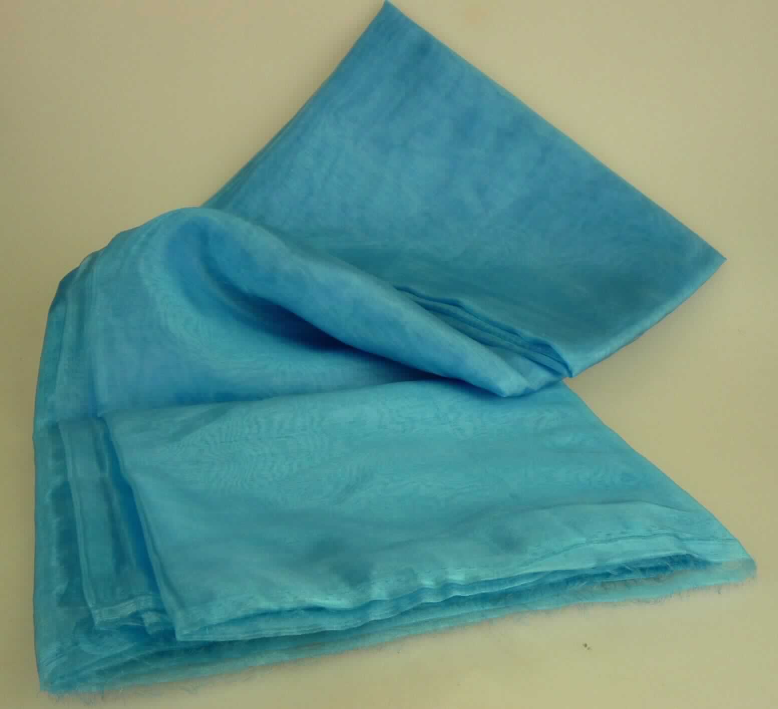 Gewebe, sog. Organza Dekostoff, Artikel 102625, Foto siehe Anlage,
- rechteckig; laut Antrag in den Abmessungen: 150 cm x 300 cm,
- laut Untersuchungsergebnis:
-- aus ungezwirnten, nicht hochfesten Garnen aus Polyamid-Filamenten (synthetische Filamente),
-- in Leinwandbindung,
-- gefärbt,
-- nicht gesäumt.    

"Gewebe aus synthetischen Filamenten, anderes als in den Unterpositionen 5407 10 bis 5407 30 genannte,
 mit einem Anteil an Filamenten aus Polyamiden von mehr als 85 GHT, gefärbt"