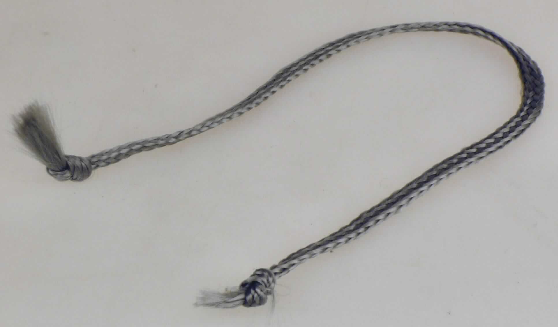 Geflecht, sog. Befestigungsseil aus Nylon, Art. 11922, Foto siehe Anlage,
- laut Antrag als Meterware, mit einer Länge von 20 m, verpackt in einem Polybeutel mit Pappeinleger,
- aus einem bandartigen Geflecht aus laut Antrag Nylon (synthetische Chemiefasern),
- flachliegend mit einer Breite von ca. 3 mm,
- wird aufgrund der Materialbeschaffenheit und der Art des Geflechts (kein Rundgeflecht) nicht vom Warenkreis der 
  Position 5607 erfasst,
- dient laut Antrag zum Befestigen von Wind- und Sichtschutzelementen.

"Geflecht, als Meterware"