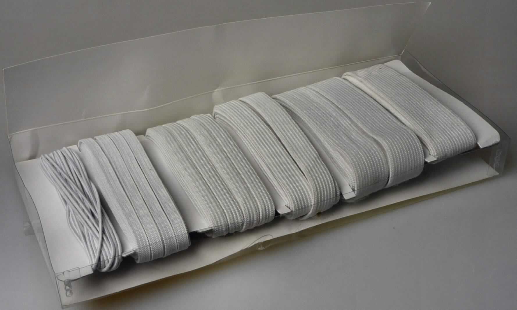 Breit-Elastik Band, Foto siehe Anlage,
- Warenzusammenstellung, bestehend aus fünf Bändern aus Gewirken und einem mit Spinnstoffen überzogenen 
  Kautschukfaden,
- jeweils auf eine Unterlage aus Pappe aufgewickelt und gemeinsam in einer Kunststoffbox mit bedrucktem
  Pappeinleger für den Einzelverkauf aufgemacht und zur Befriedigung eines speziellen Bedarfs zusammengestellt,
- Bänder aus Gewirken: 
-- als Meterware; mit einer Länge von lt. Antrag 1 m bis 6 m,
-- in unterschiedlichen Breiten von ca. 0,6 cm bis ca. 2,5 cm,
-- aus einem Kettengewirke aus lt. Antrag Polyester (synthetische Chemiefasern); laut Antrag mit einem Anteil an 
   Fäden aus Elastodien (Kautschuk) von 42 - 45 GHT,
-- keine Elastomergarne enthaltend, 
-- ohne Flor- oder Schlingenoberfläche,
- mit Spinnstoffen überzogener Kautschukfaden:
-- als Meterware; mit einer Länge von lt. Antrag 6 m und einem Durchmesser von ca. 1,3 mm,
-- bestehend aus vier Fäden aus lt. Antrag Elastodien (Kautschuk) mit einem Durchmesser von jeweils ca. 0,5 mm 
   (Kautschukfäden der Position 4007); mit Spinnstoffgarnen (lt. Antrag aus Polyester; synthetische Chemiefasern) 
   umflochten (= überzogen),
- insbesondere im Hinblick auf den Umfang verleihen die Bänder aus Gewirken der Warenzusammenstellung ihren 
  wesentlichen Charakter.

"Gewirke mit einer Breite von weniger als 30 cm und mit einem Anteil an Kautschukfäden von mehr als 5 GHT, 
 anderes als solche der Position 6001"