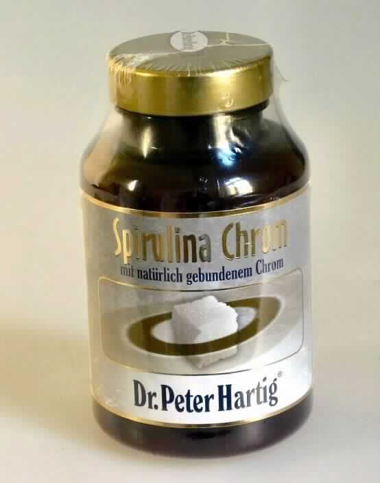 Nahrungsergänzungsmittel; Tabletten aus  Spirulinaalgenpulver mit organisch gebundenem Chrom

Antragsangaben:
Nahrungsergänzungsmittel "Dr. Peter Hartig ® Spirulina Chrom"; Zutaten: Spirulina platensis Mikroalgenpulver mit natürlich gebundenem Chrom

Vertrauliche Antragsangaben zur Herstellung (siehe Feld 8) wurden im Rahmen der Erteilung der vorangegangenen vZTA DE M/12/09-1 (ungültig infolge Fristablauf) vorgelegt. 

Beschreibung des zum vorliegenden Antrag eingereichten Warenmusters:
Dunkelgrüne runde Komprimate (Durchmesser ca. 0,7 cm) mit arteigenem Geruch und Geschmack in umlaufend 
etikettierter Original-Kunststoffdose mit goldfarbenem Deckel. Das Etikett enthält u. a. Angaben über den Vertreiber 
(siehe Feld 8), die Bezeichnung ("Mikroalgenpulver mit natürlichem Chrom" - 110 g), die Zusammensetzung 
(s. Feld 8) und die Verzehrempfehlung ("je nach Bedarf 3 mal täglich 1 - 2 Presslinge mit ausreichend Flüssigkeit 
verzehren"). 

Aufgrund des Herstellungsprozesses und der Verwendung als Nahrungsergänzungsmittel kann unterstellt werden, 
dass nicht lebende Mikroorganismen vorliegen. 

Einzellermikroorganismen, nicht lebend, andere als Hefen. Nicht Pos 2106 der KN, da das enthaltene Chrom den Mikroalgen nicht nachträglich zugesetzt wurde, sondern aufgrund der Anzuchtbedingungen natürlicherweise darin enthalten ist.